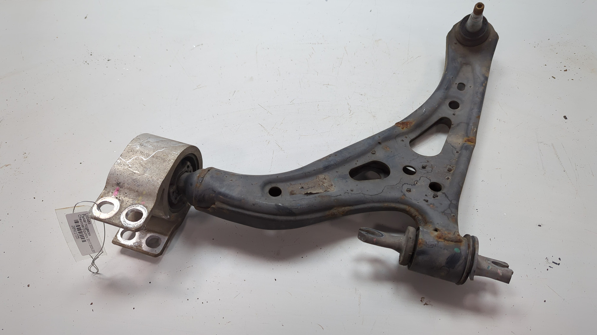 Рычаг передний правый