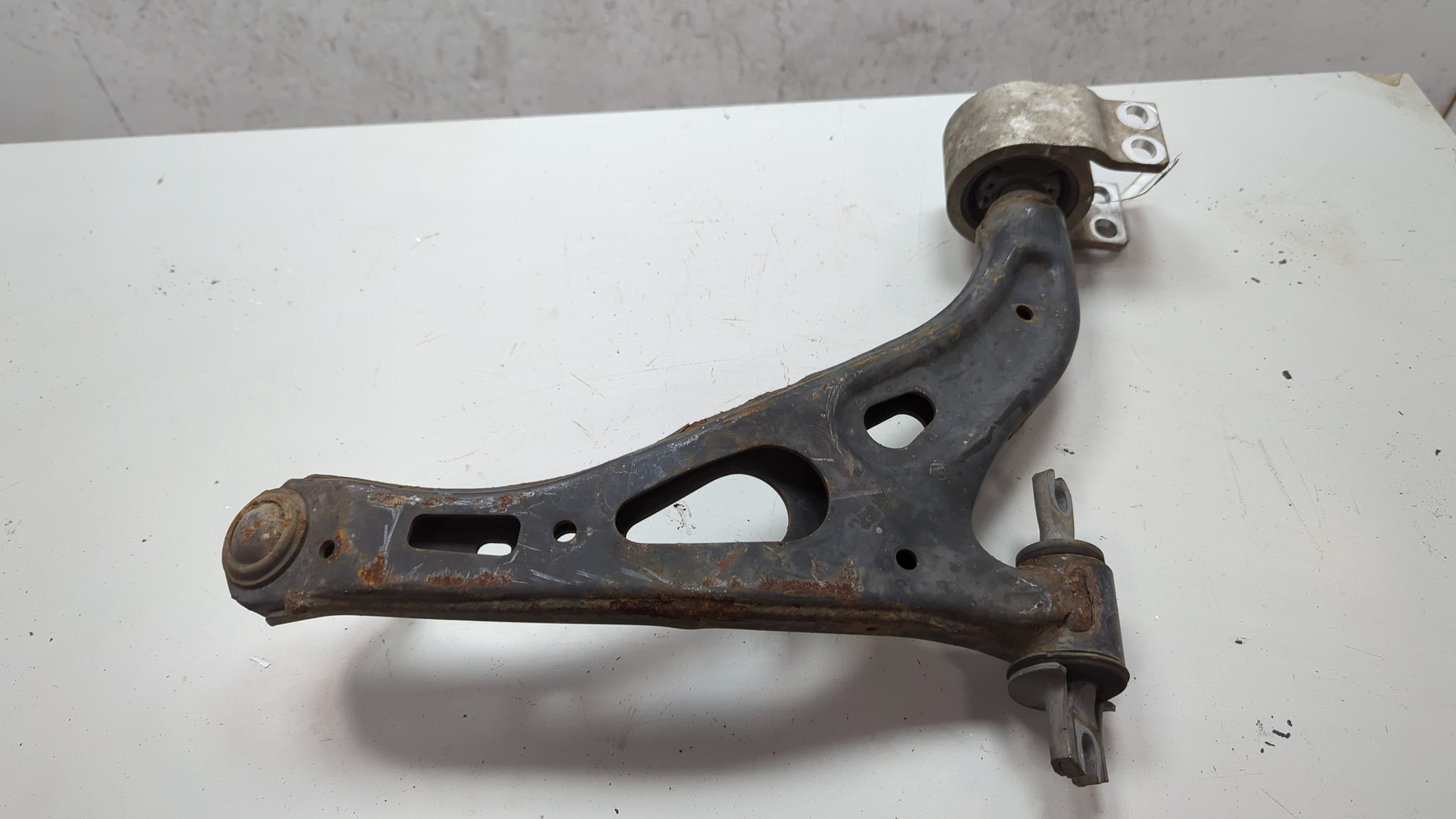 Рычаг передний правый