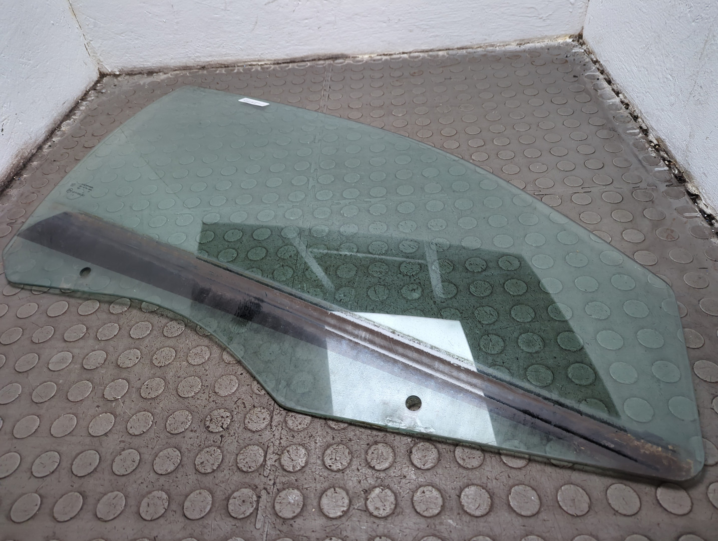 Стекло двери передней правой