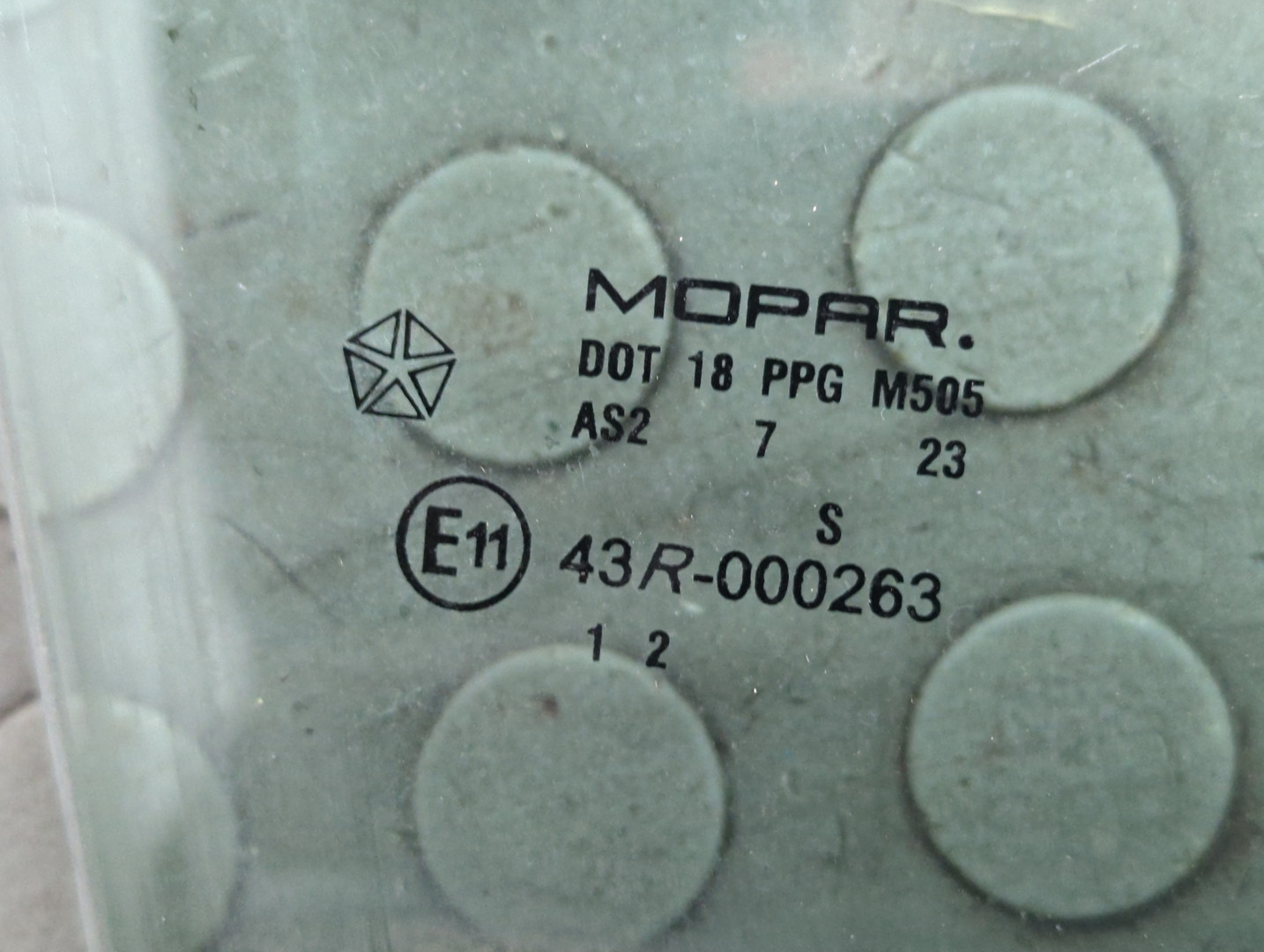 Стекло двери передней правой