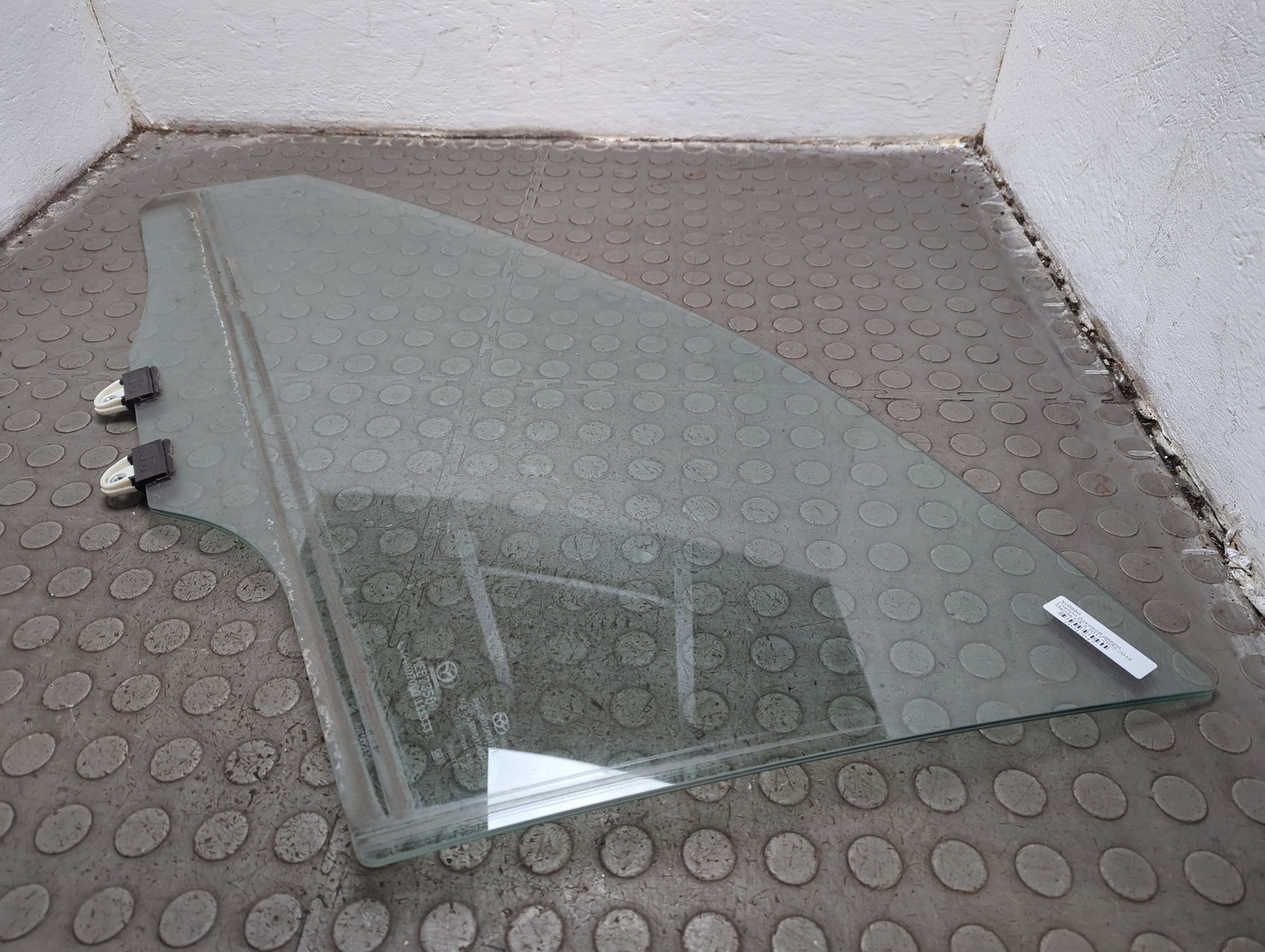 Стекло двери передней левой