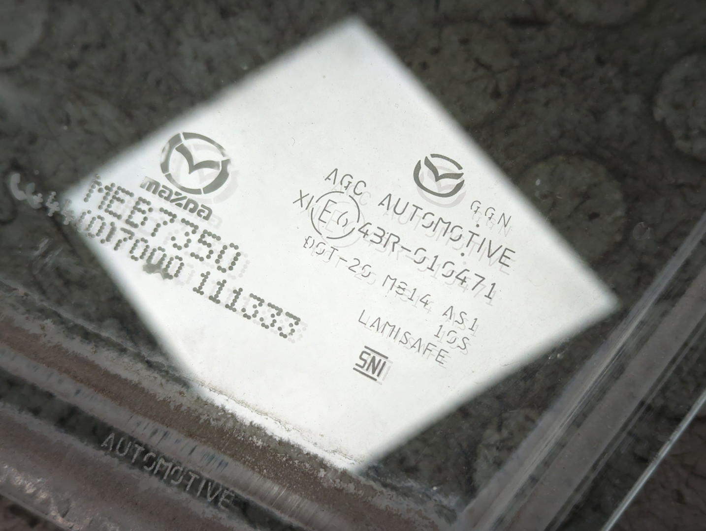 Стекло двери передней левой