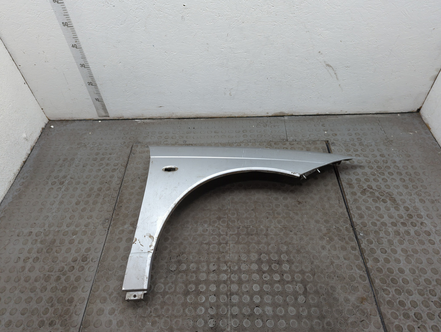 Крыло переднее правое