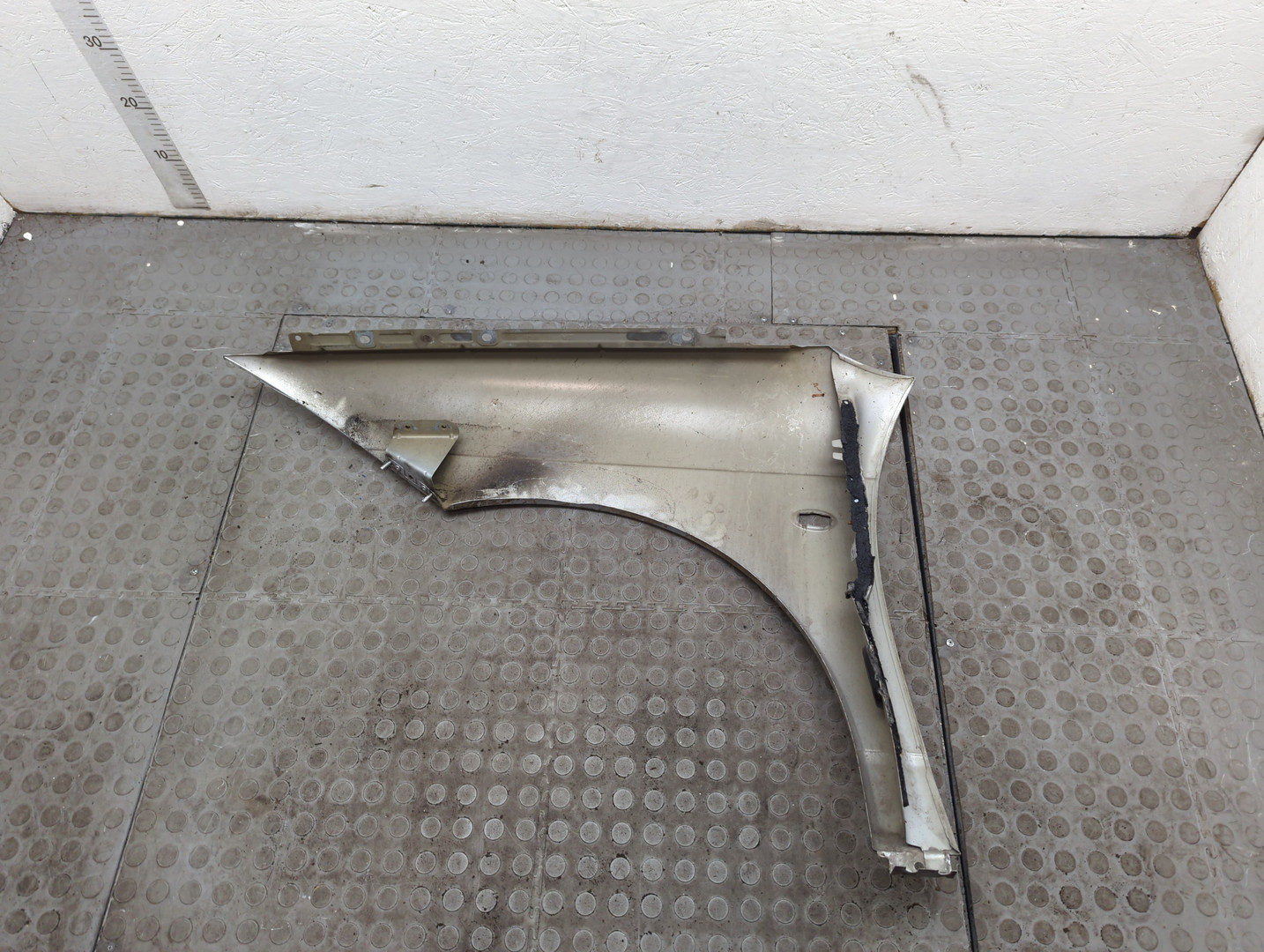 Крыло переднее правое