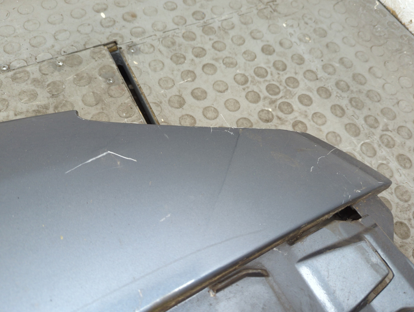 Крыло переднее правое