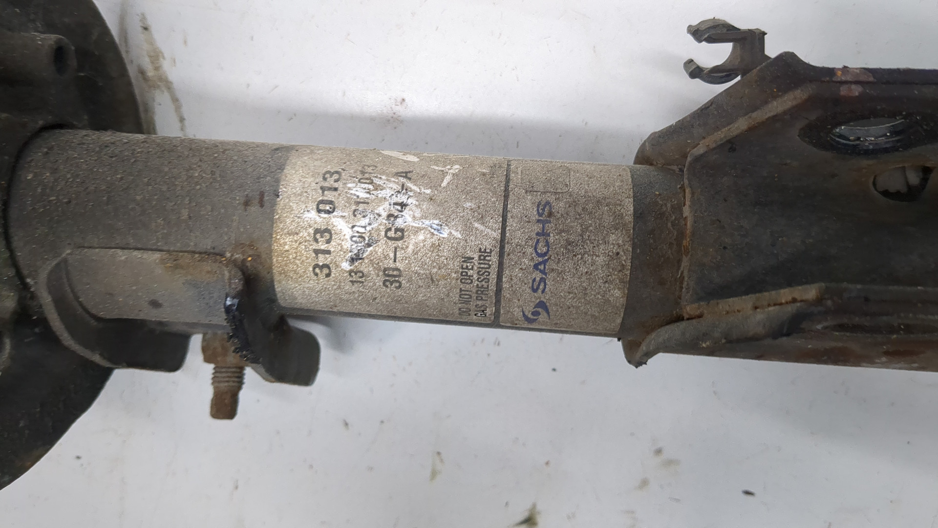 Амортизатор передний