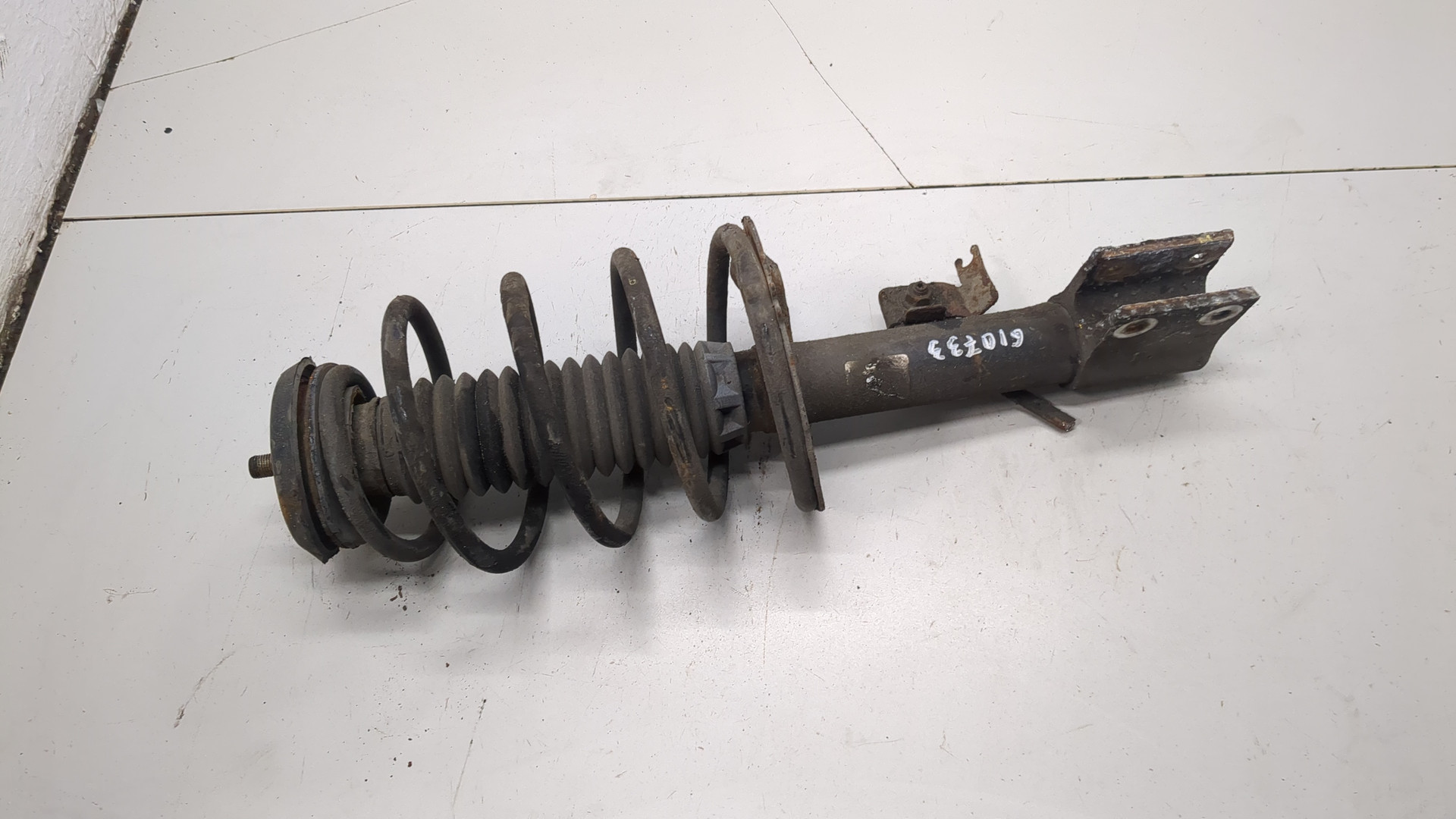 Амортизатор передний левый