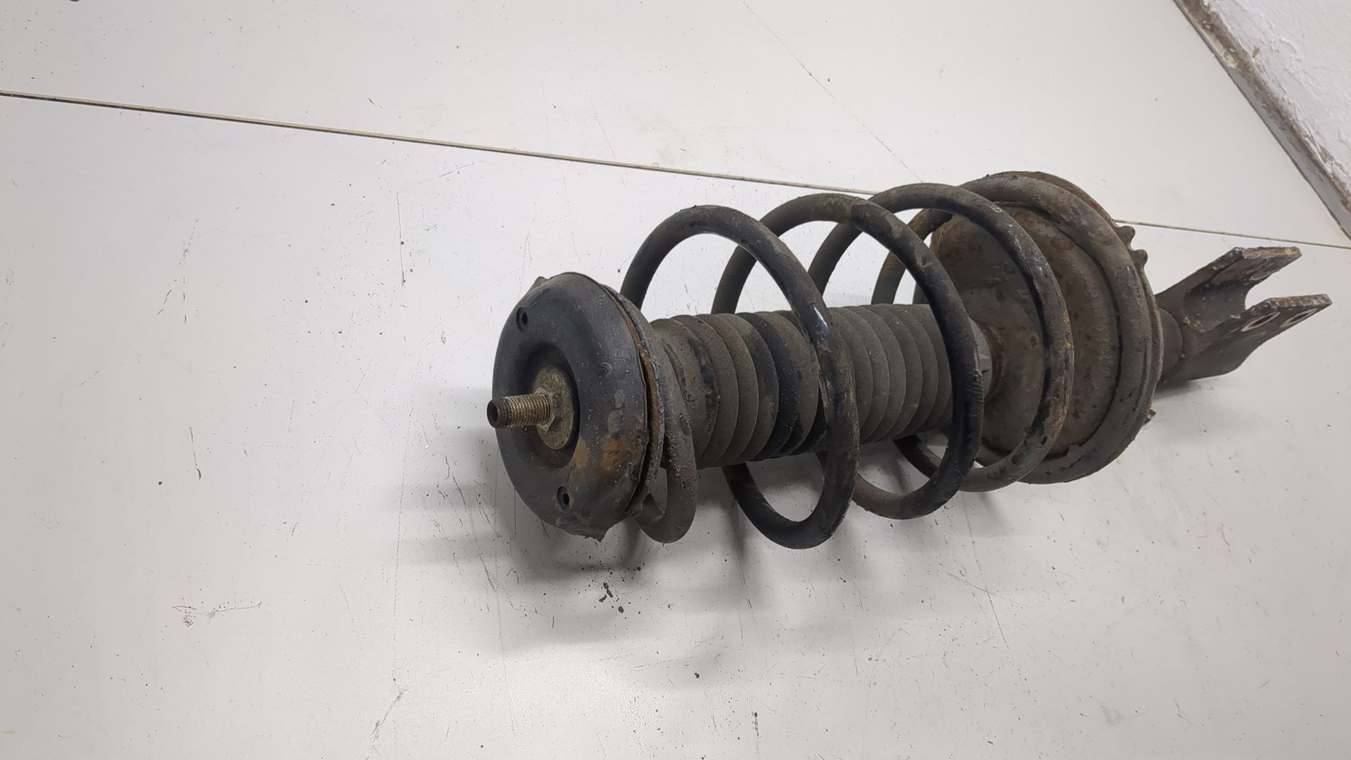 Амортизатор передний левый