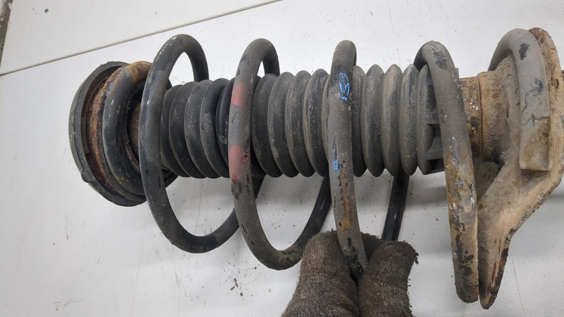 Амортизатор передний левый