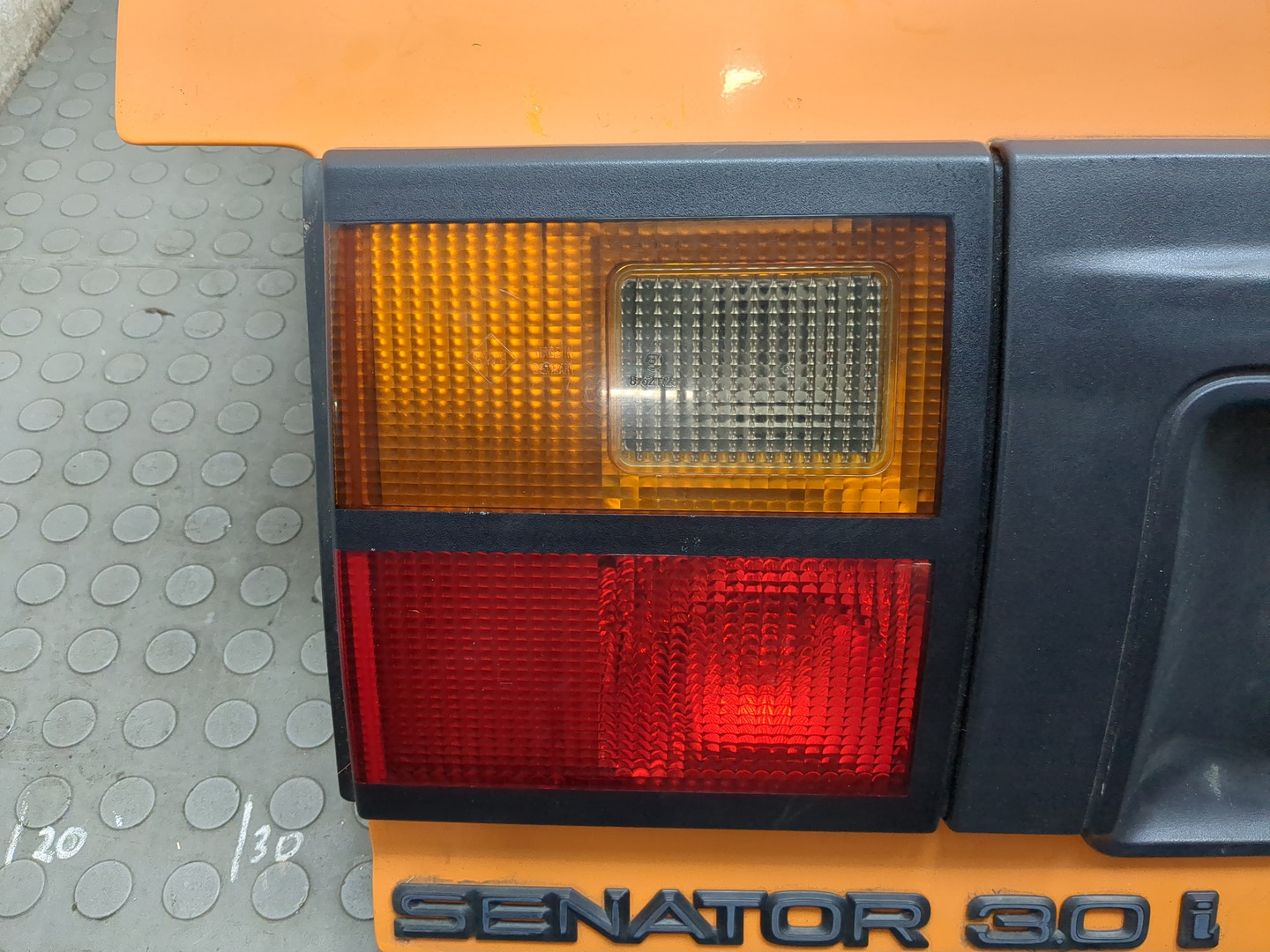 Дверь багажника