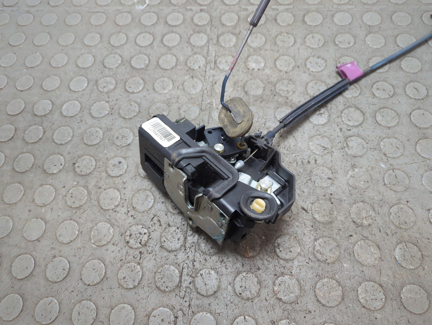 Замок двери задней левой