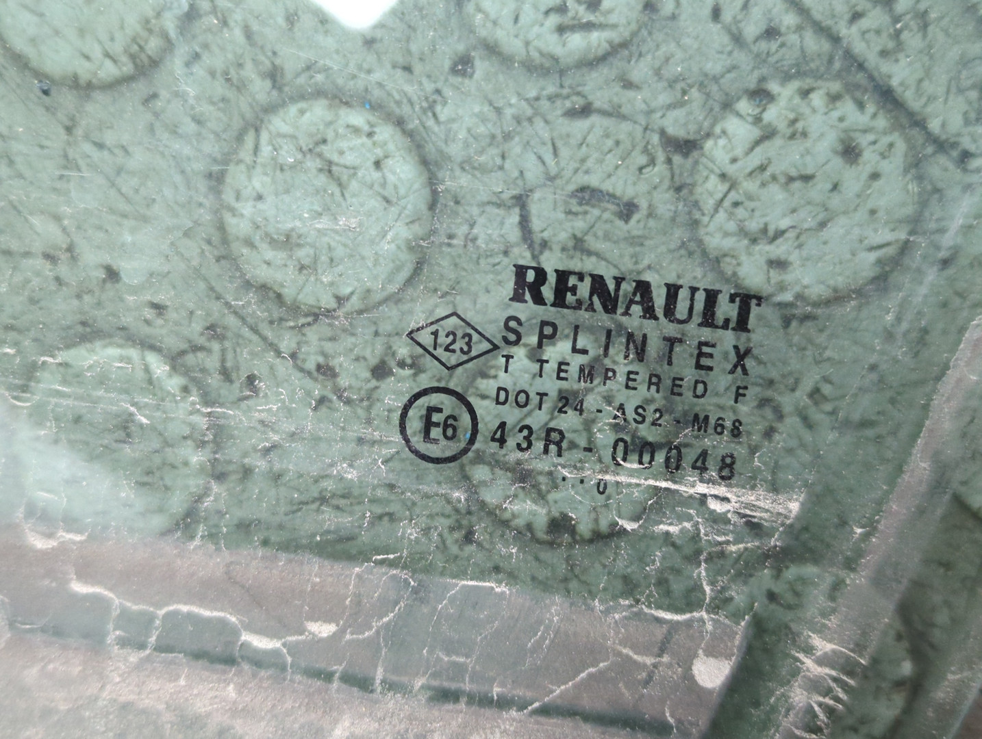 Стекло двери передней левой