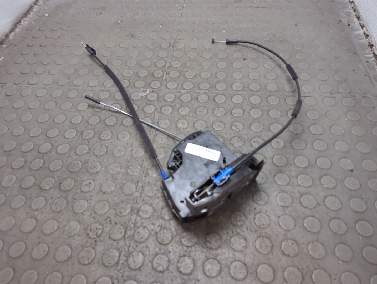 Замок двери задней левой