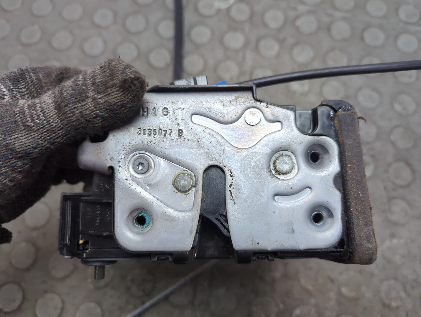 Замок двери задней левой