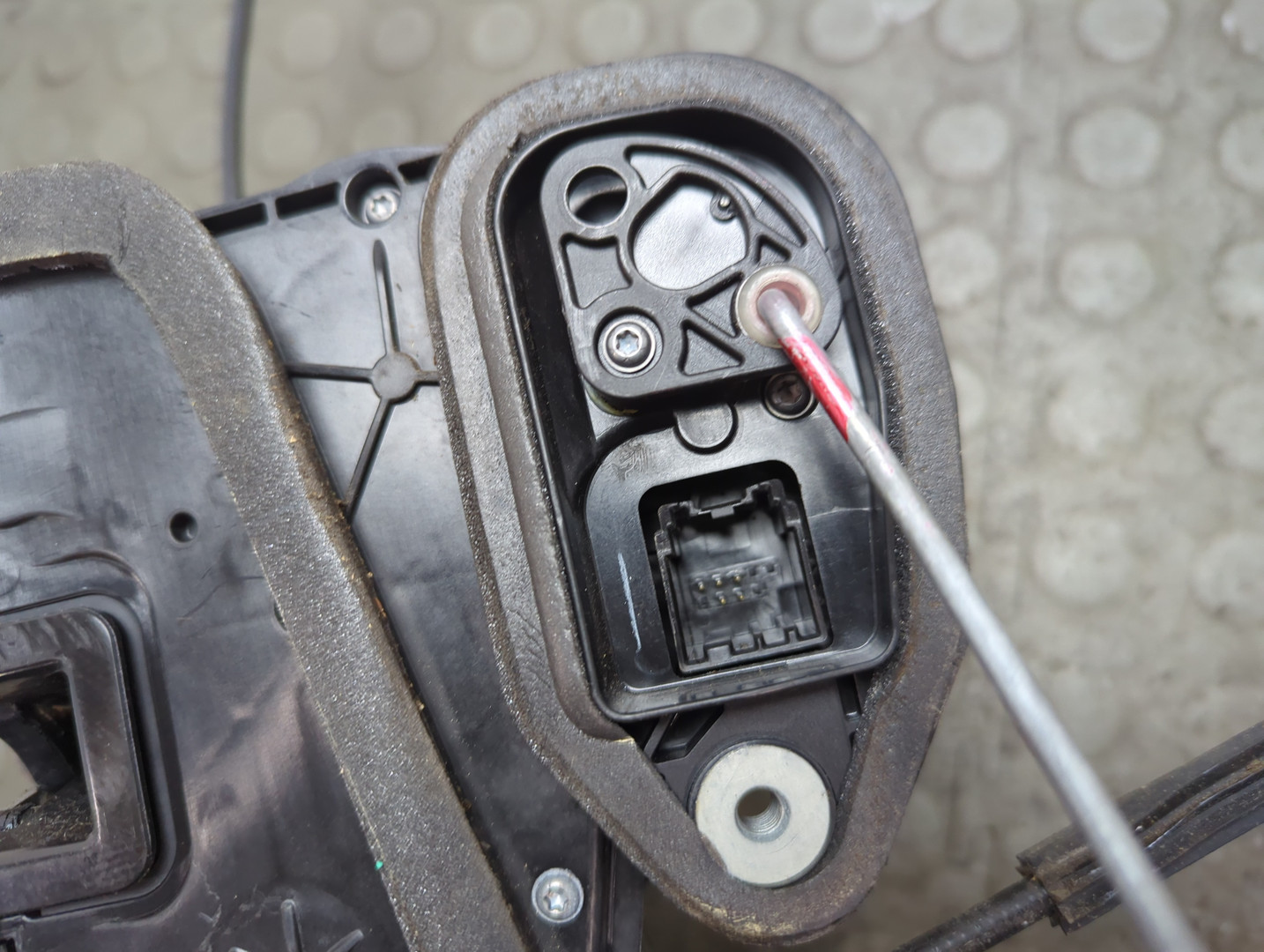 Замок двери задней левой