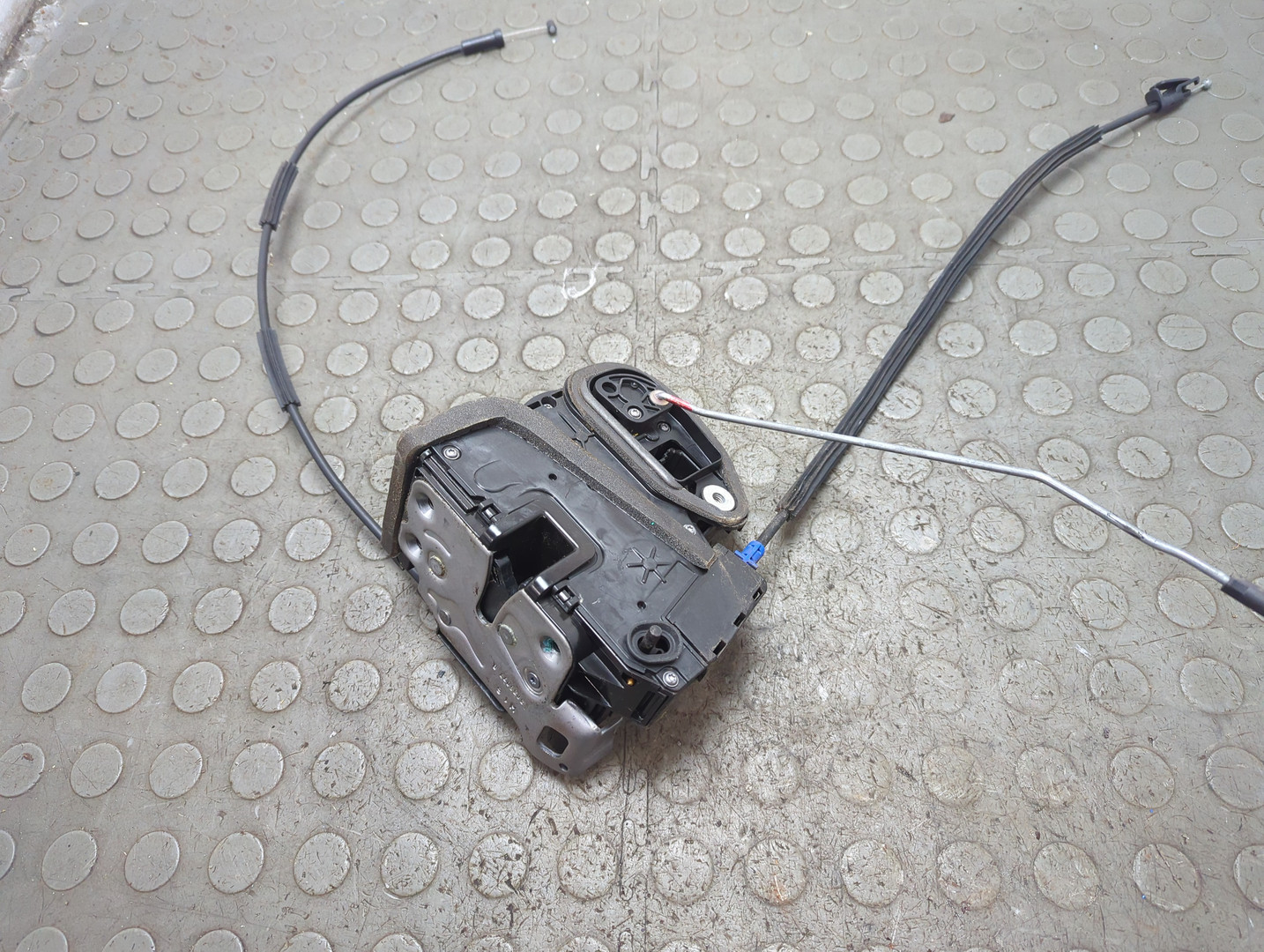 Замок двери задней левой