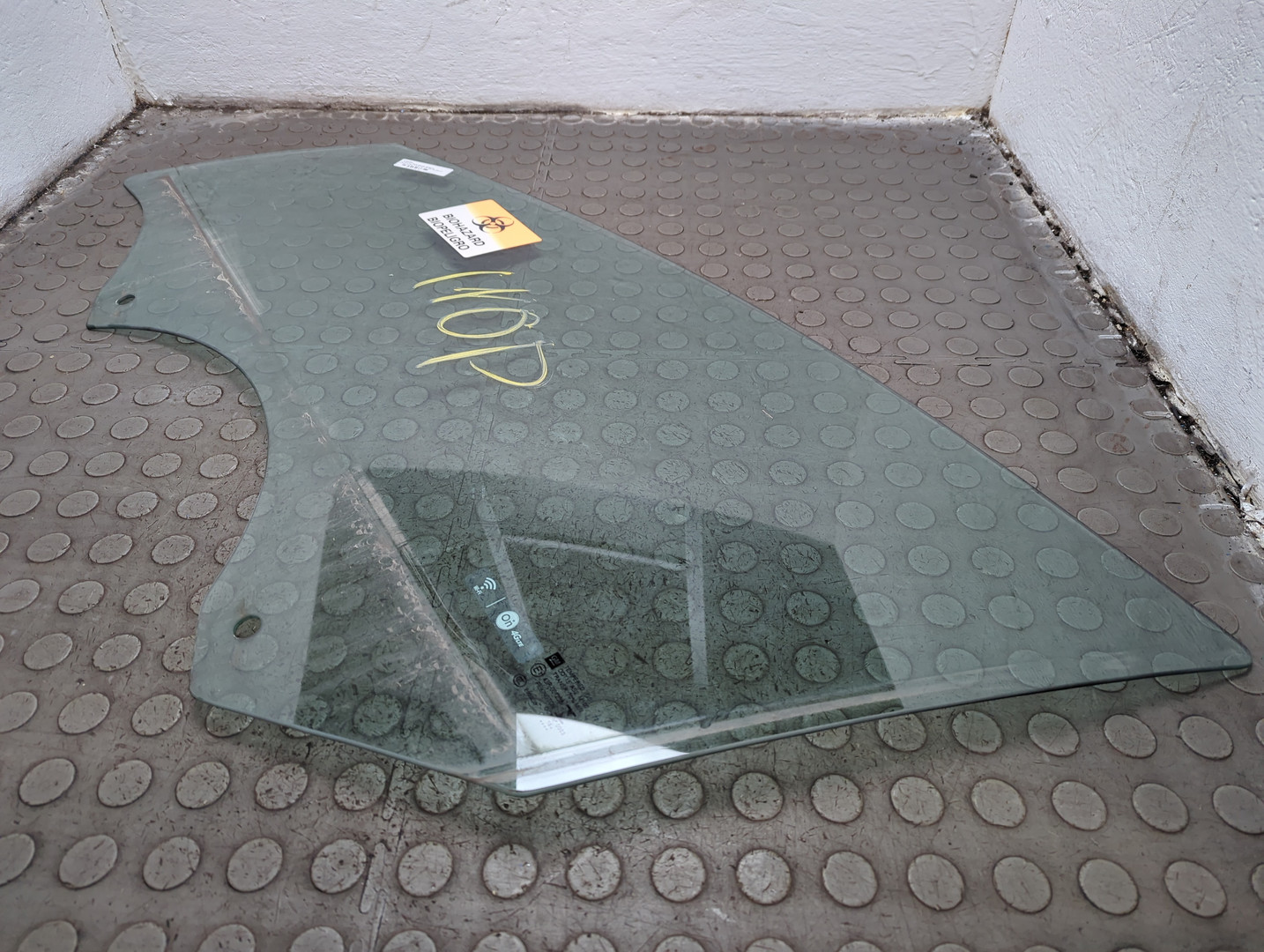 Стекло двери передней левой