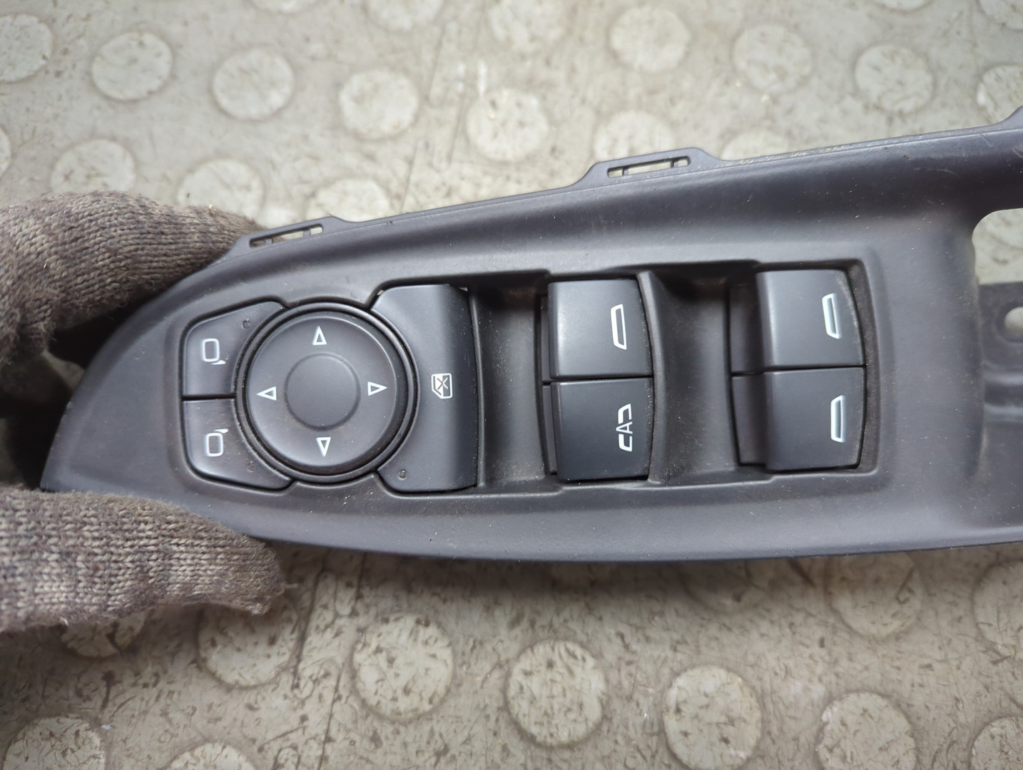 Кнопка стеклоподъемника