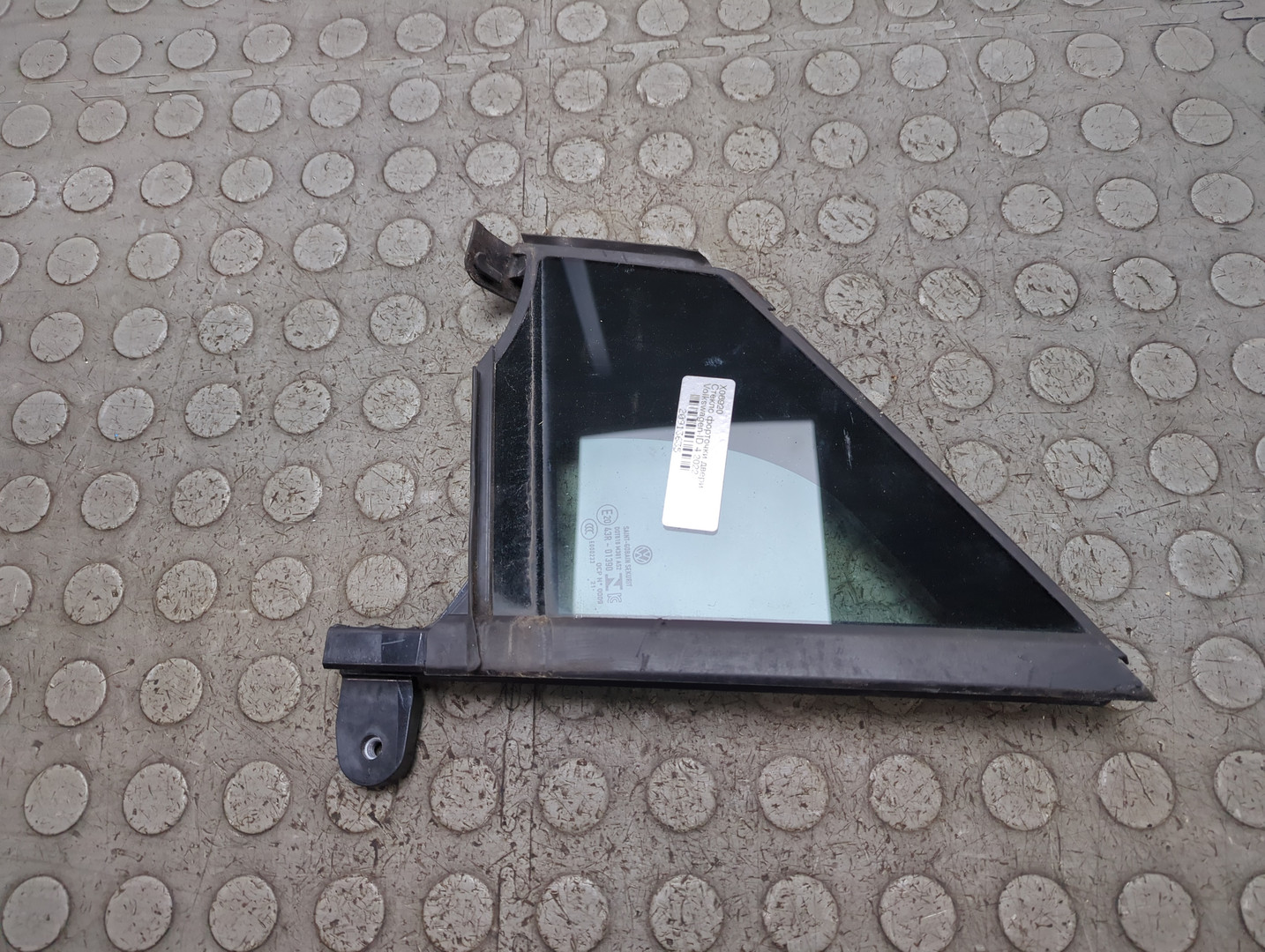 Стекло двери передней левой (форточка)