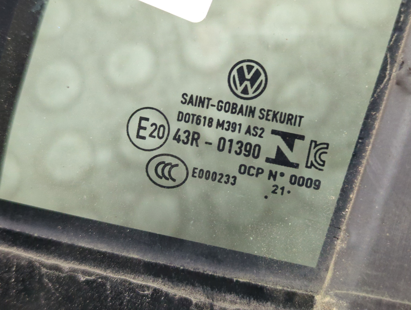 Стекло двери передней левой (форточка)