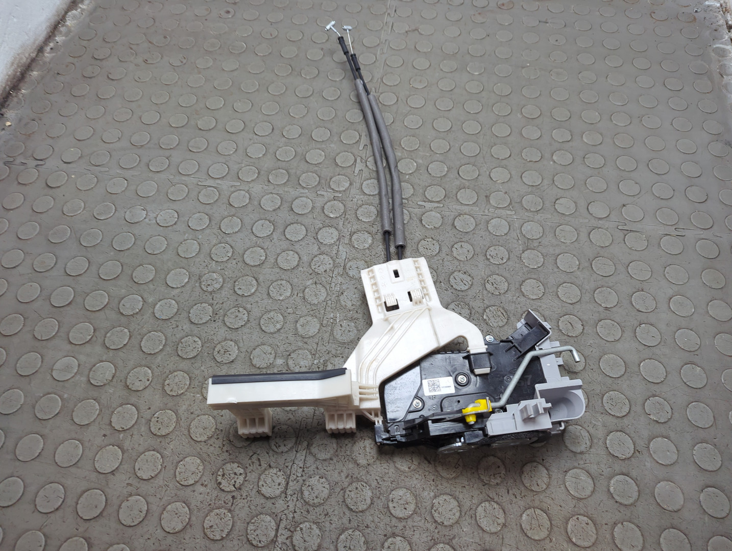 Замок двери передней левой