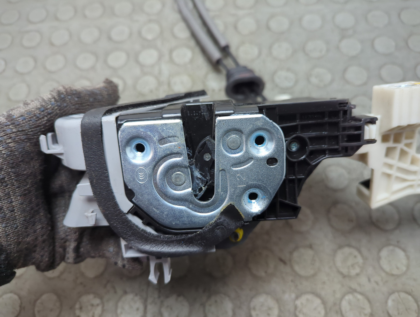 Замок двери передней левой