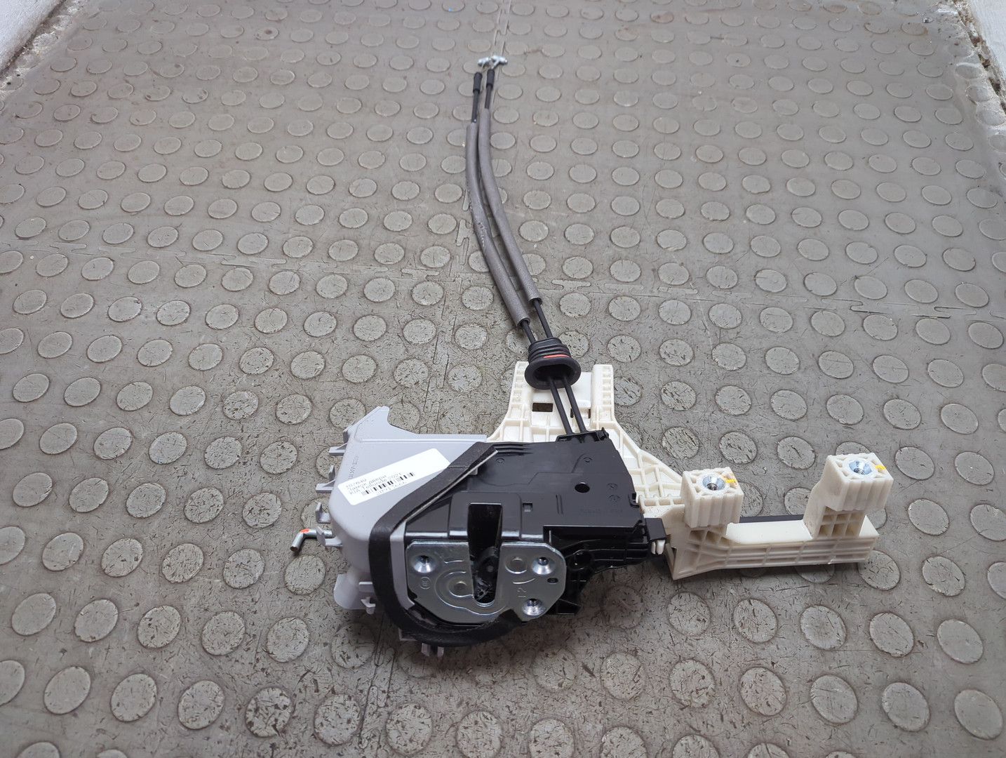 Замок двери передней левой