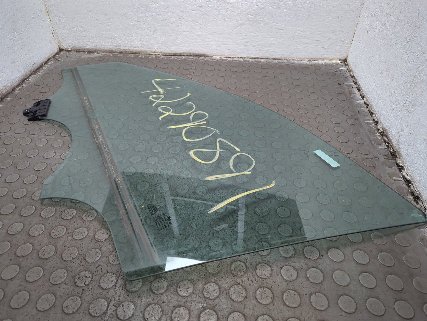 Стекло двери передней левой