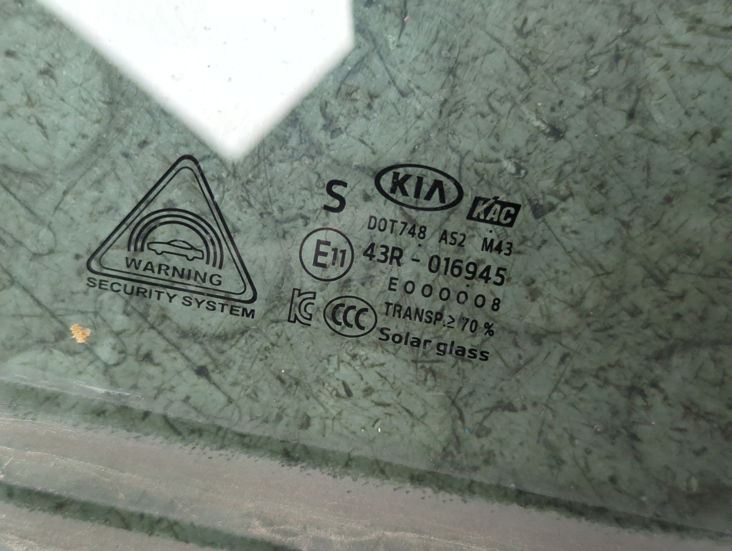 Стекло двери передней левой