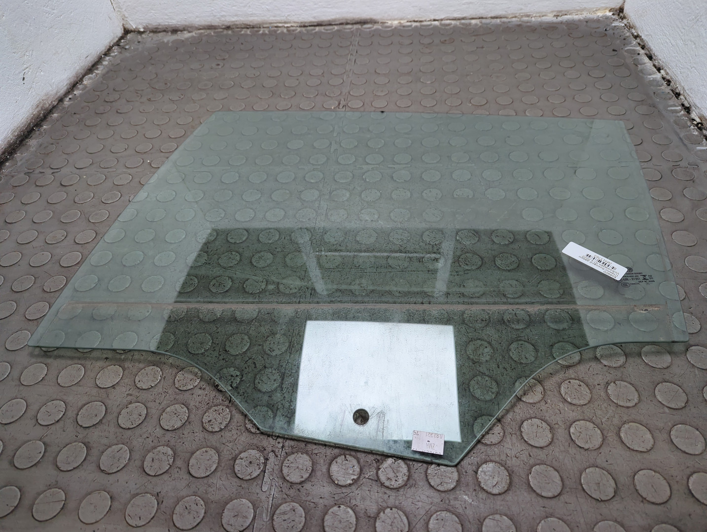 Стекло двери задней левой