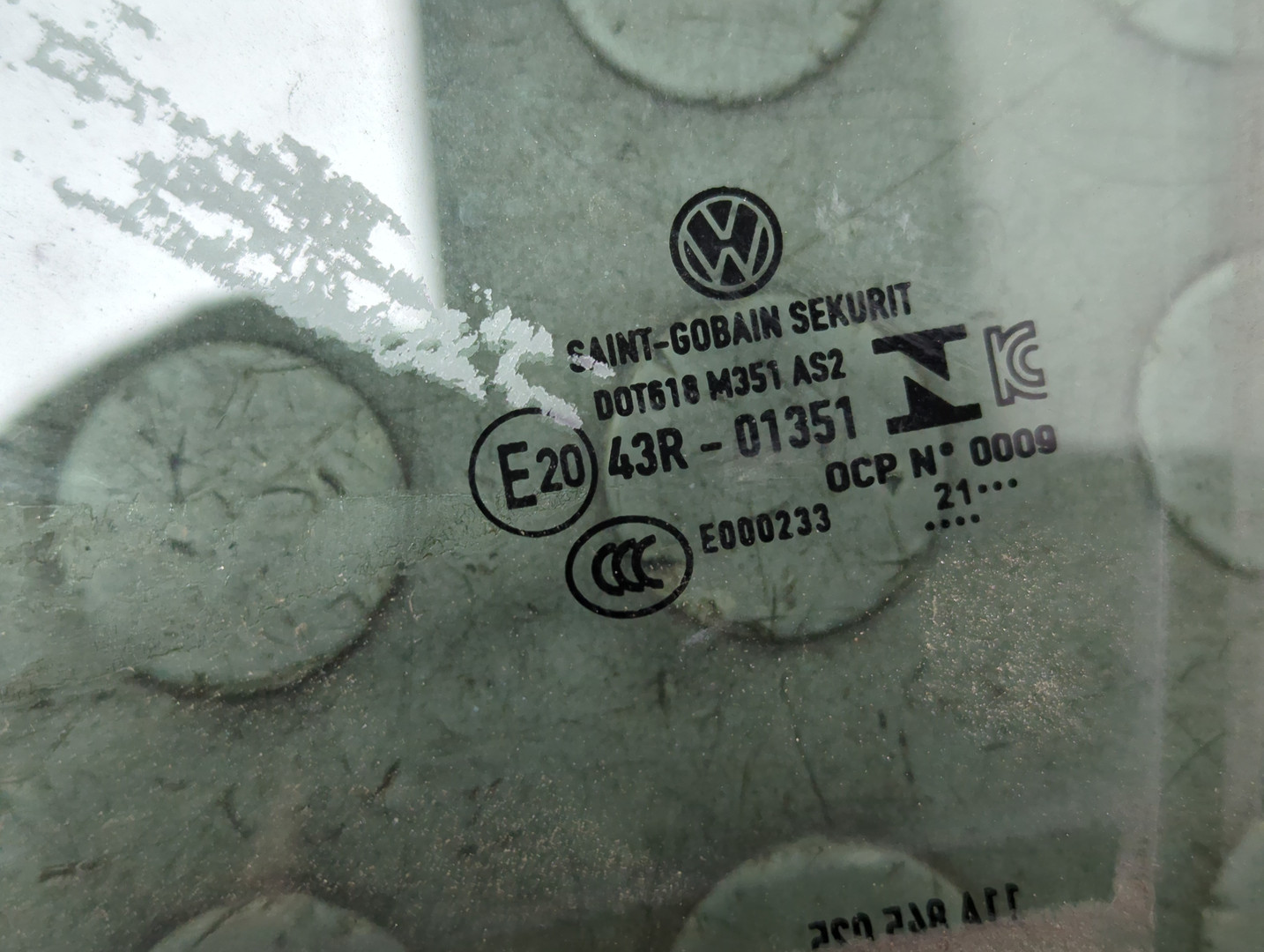 Стекло двери задней левой