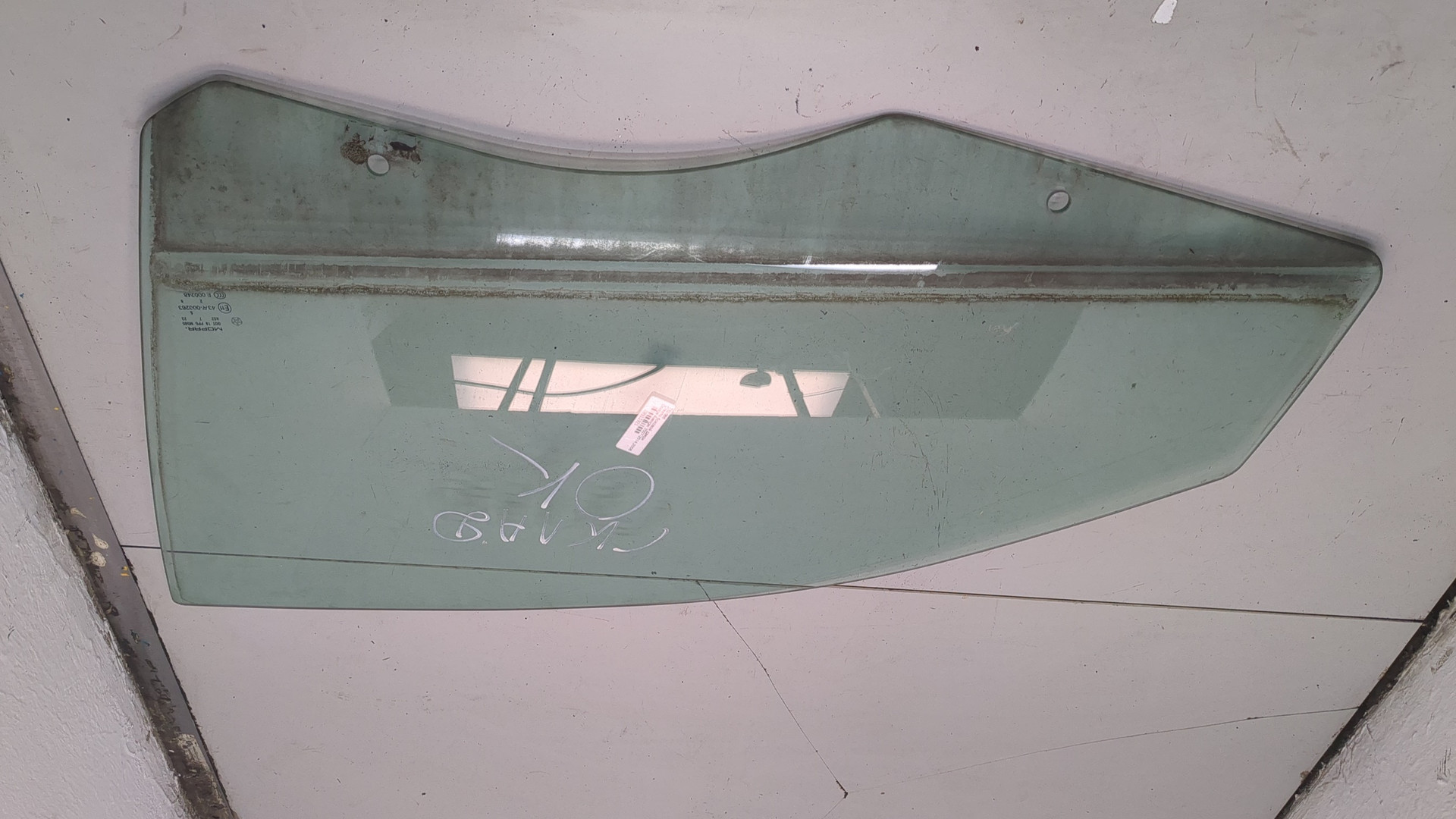 Стекло двери передней левой