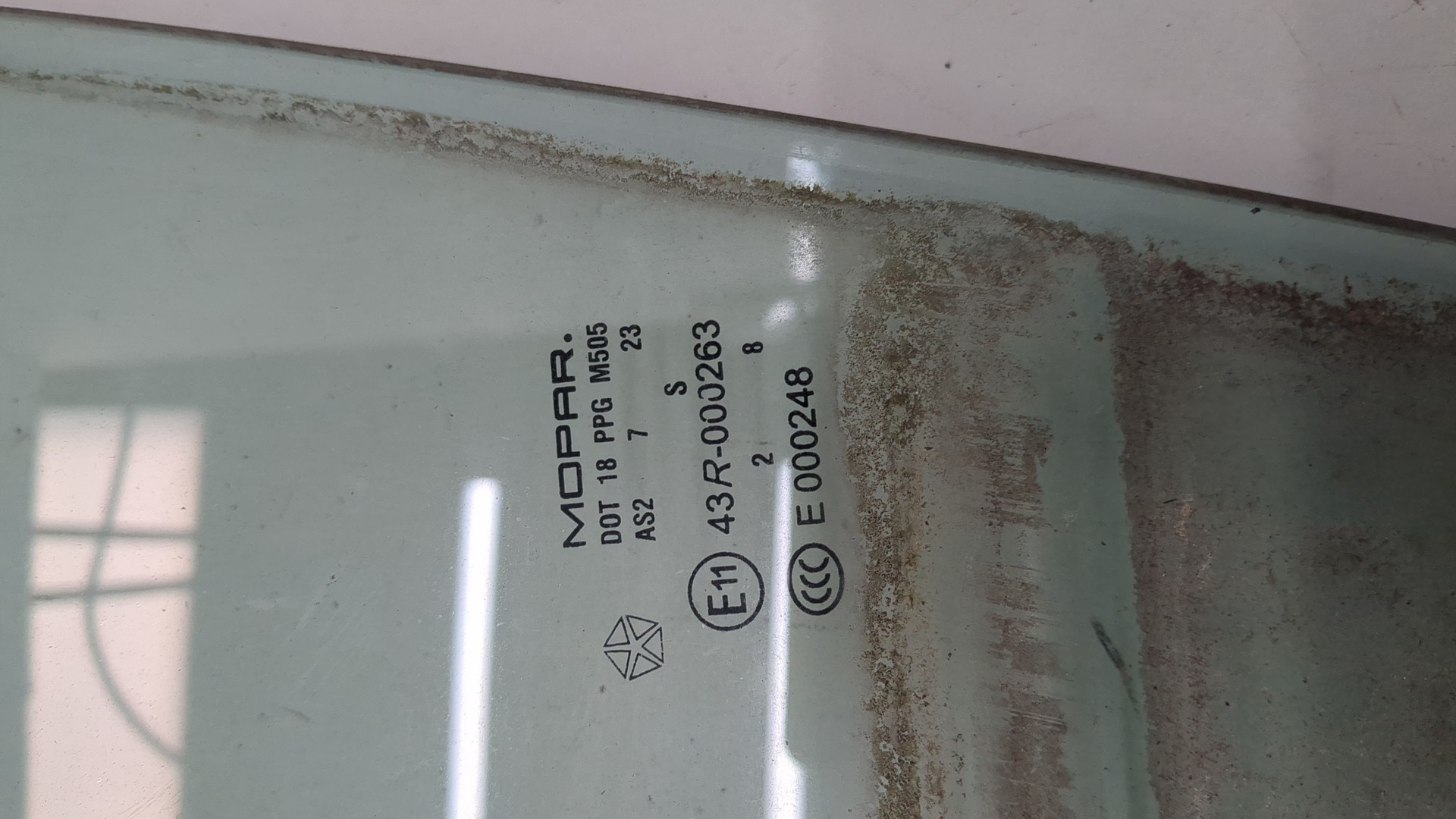 Стекло двери передней левой