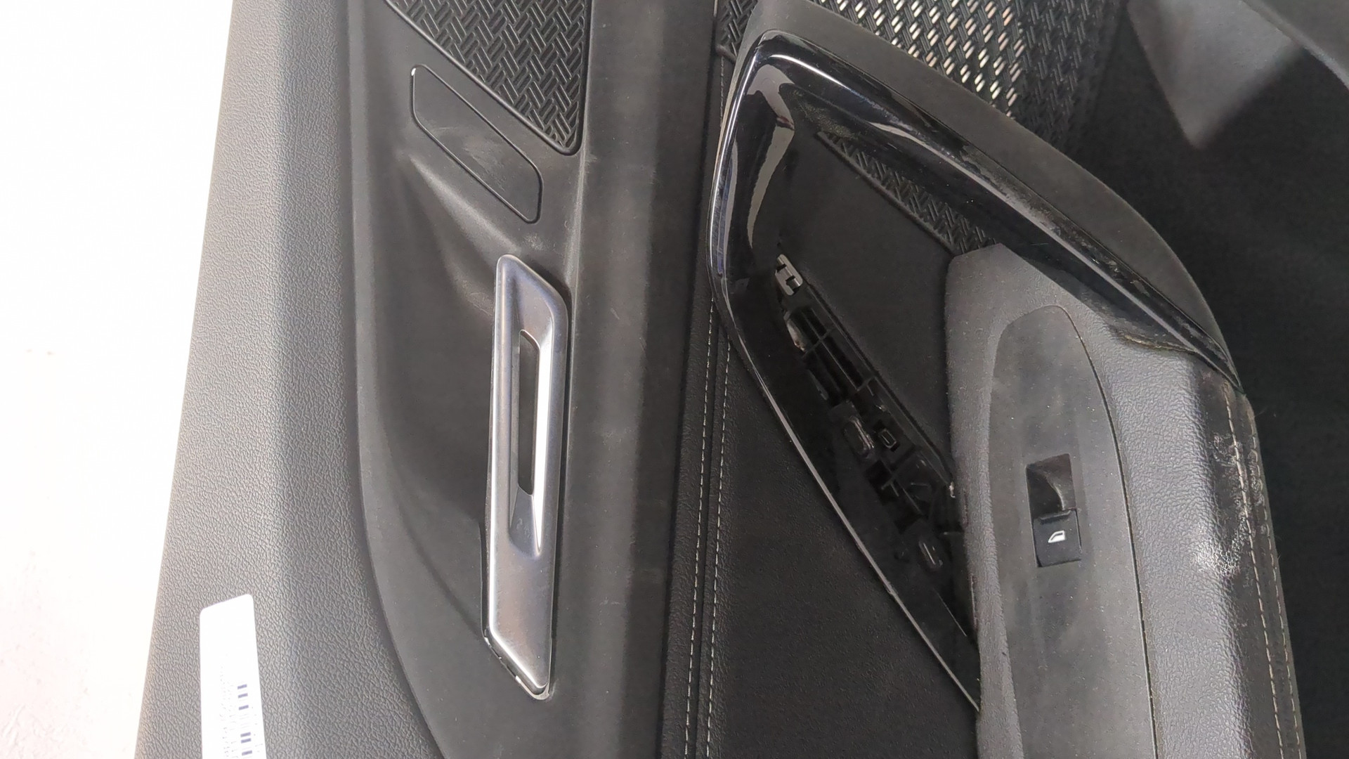 Обшивка двери передней левой