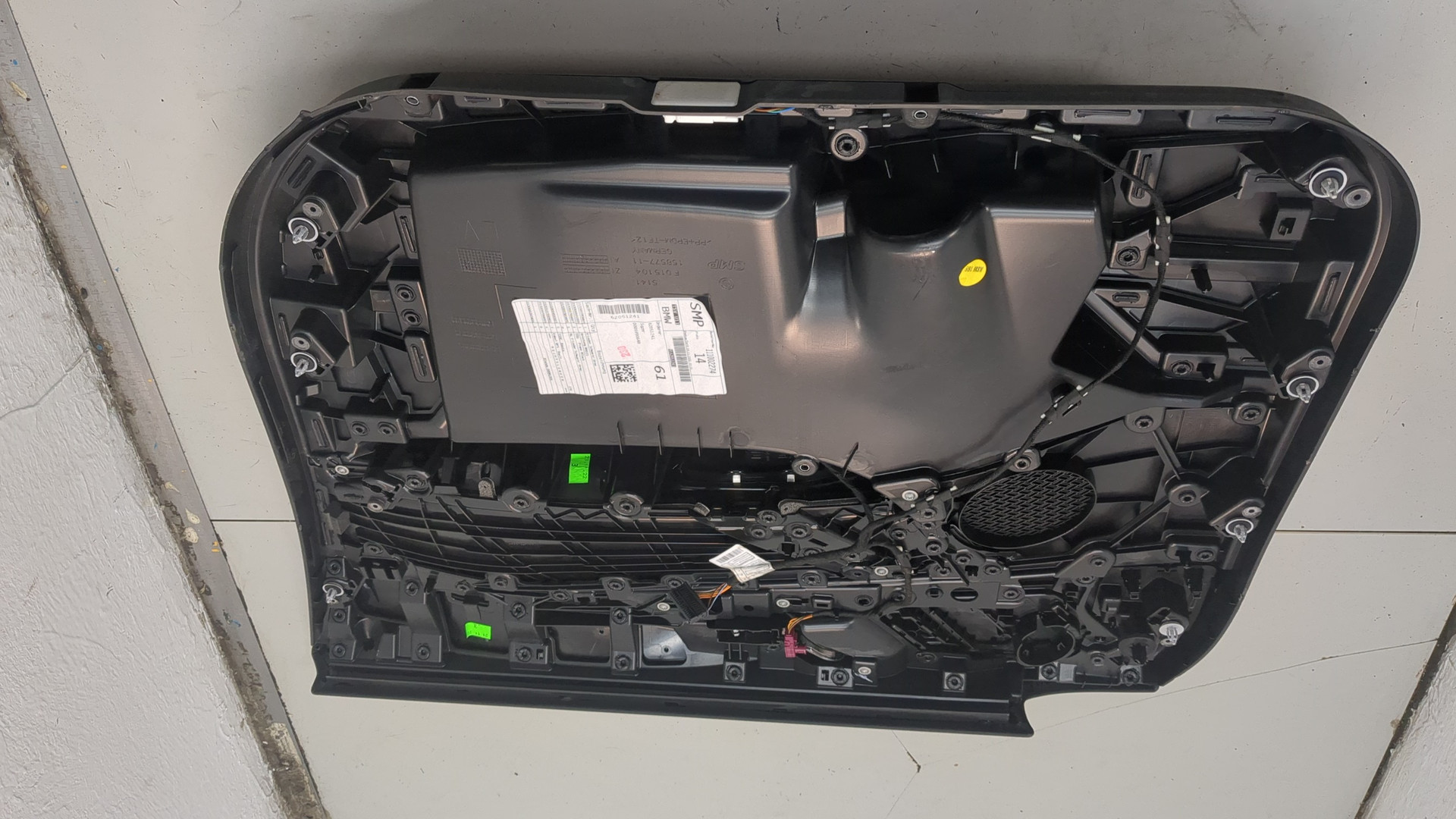 Обшивка двери передней левой