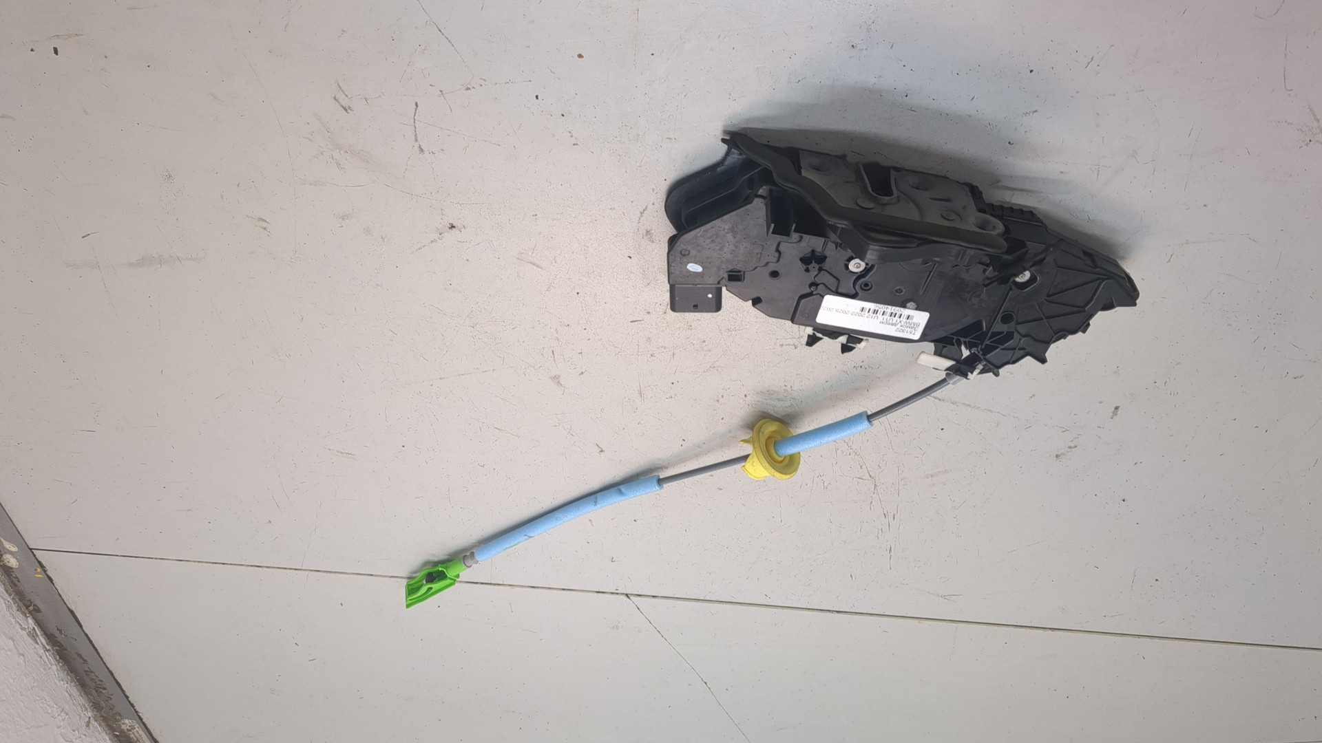 Замок двери передней левой