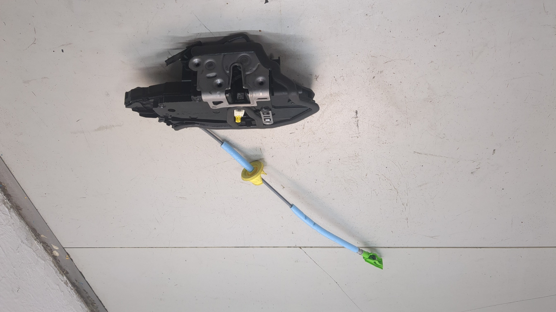 Замок двери передней левой