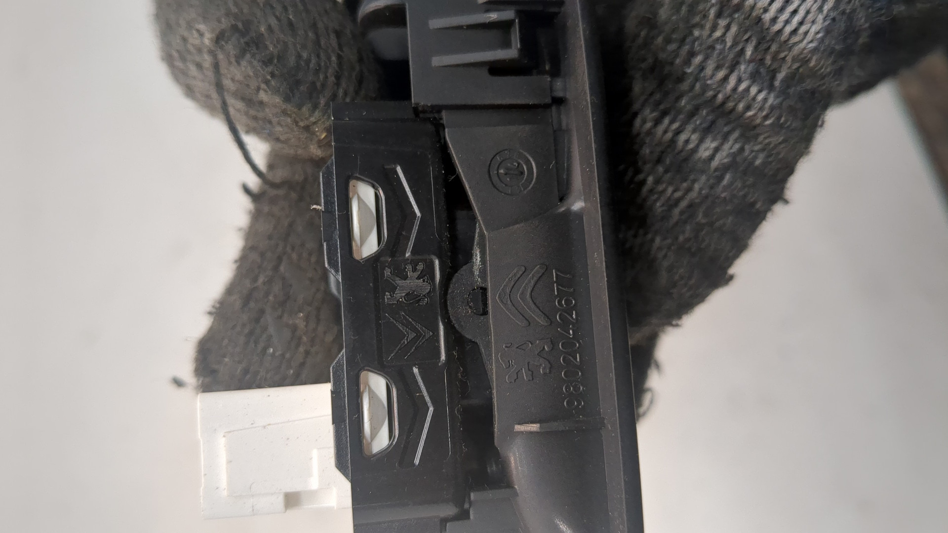 Кнопка стеклоподъемника