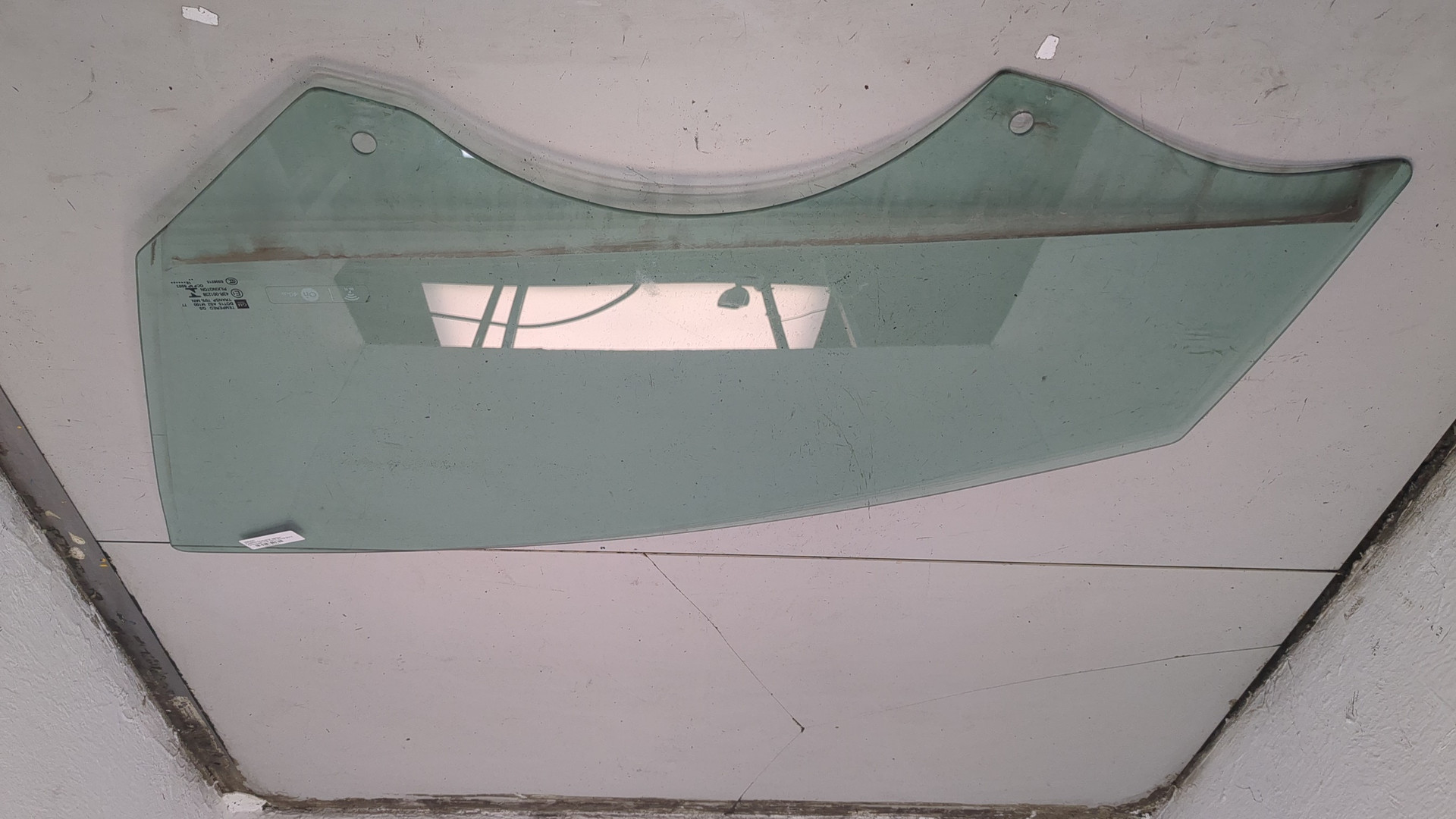 Стекло двери передней левой