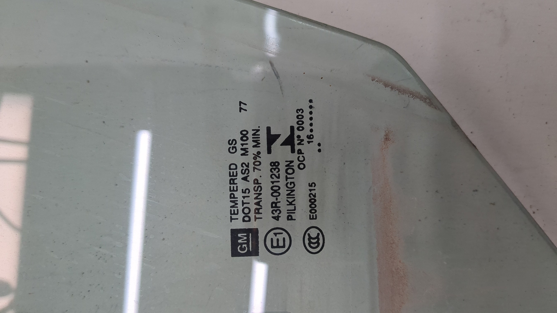 Стекло двери передней левой