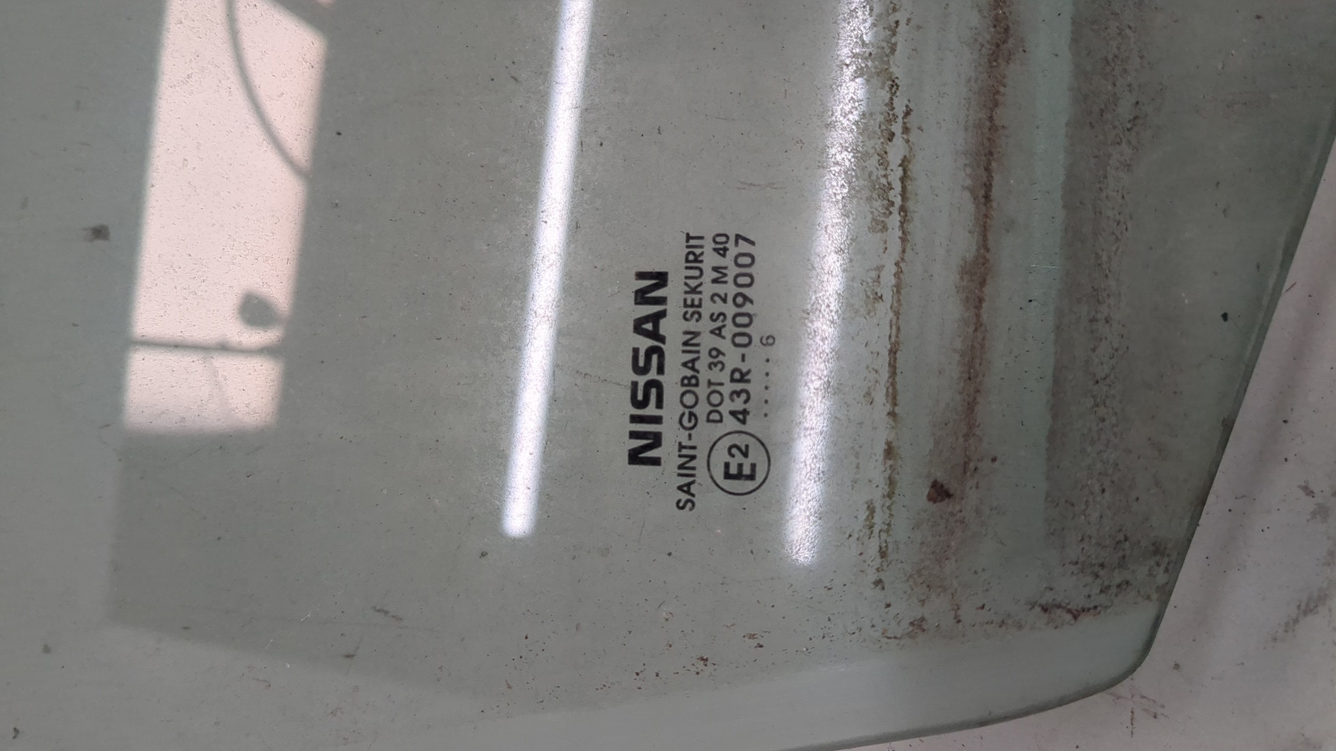 Стекло двери передней правой