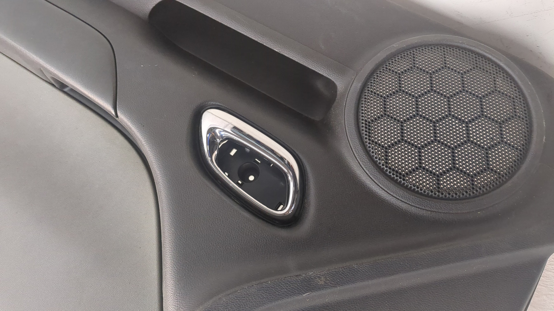 Обшивка двери передней правой