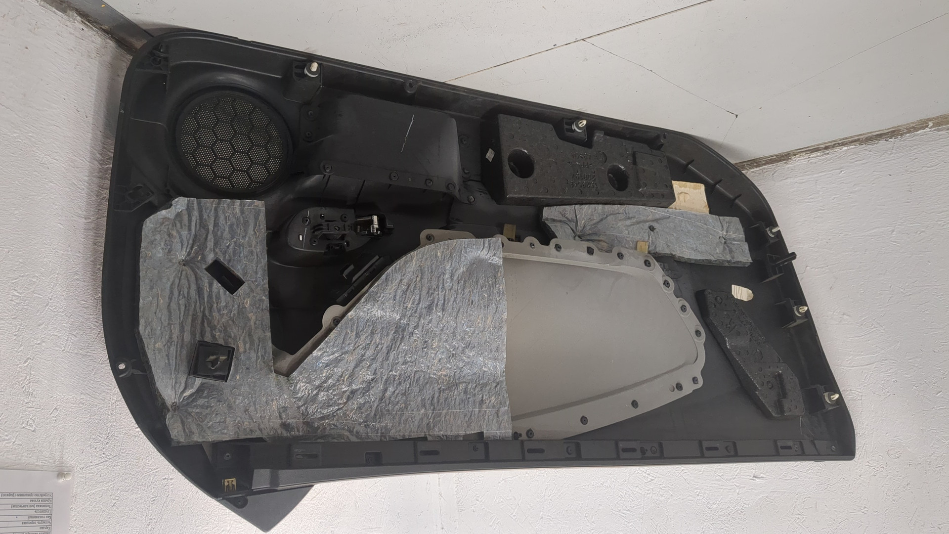 Обшивка двери передней правой