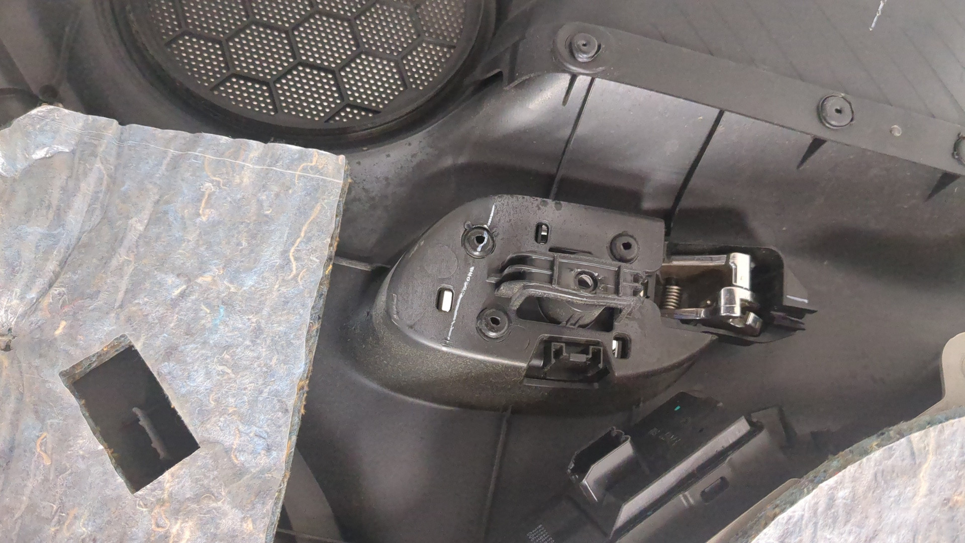 Обшивка двери передней правой