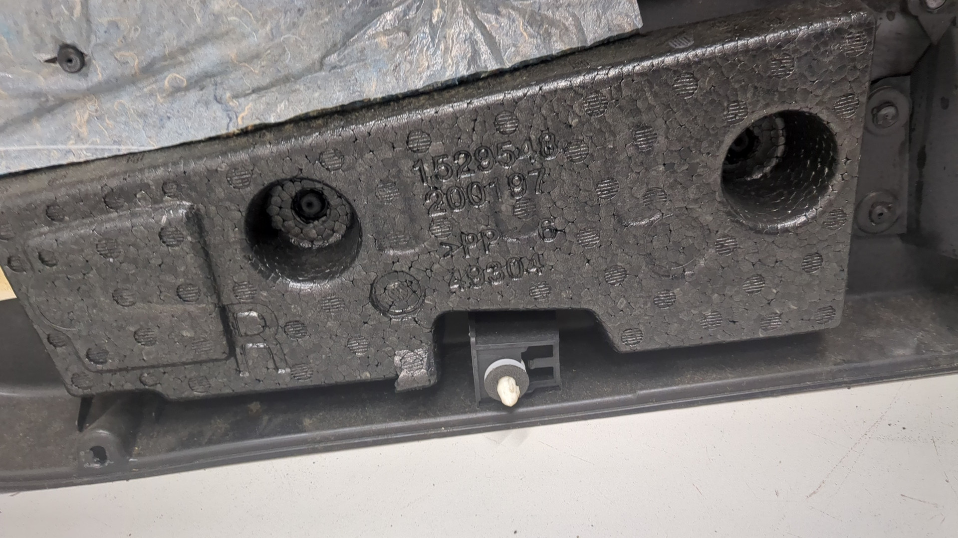 Обшивка двери передней правой