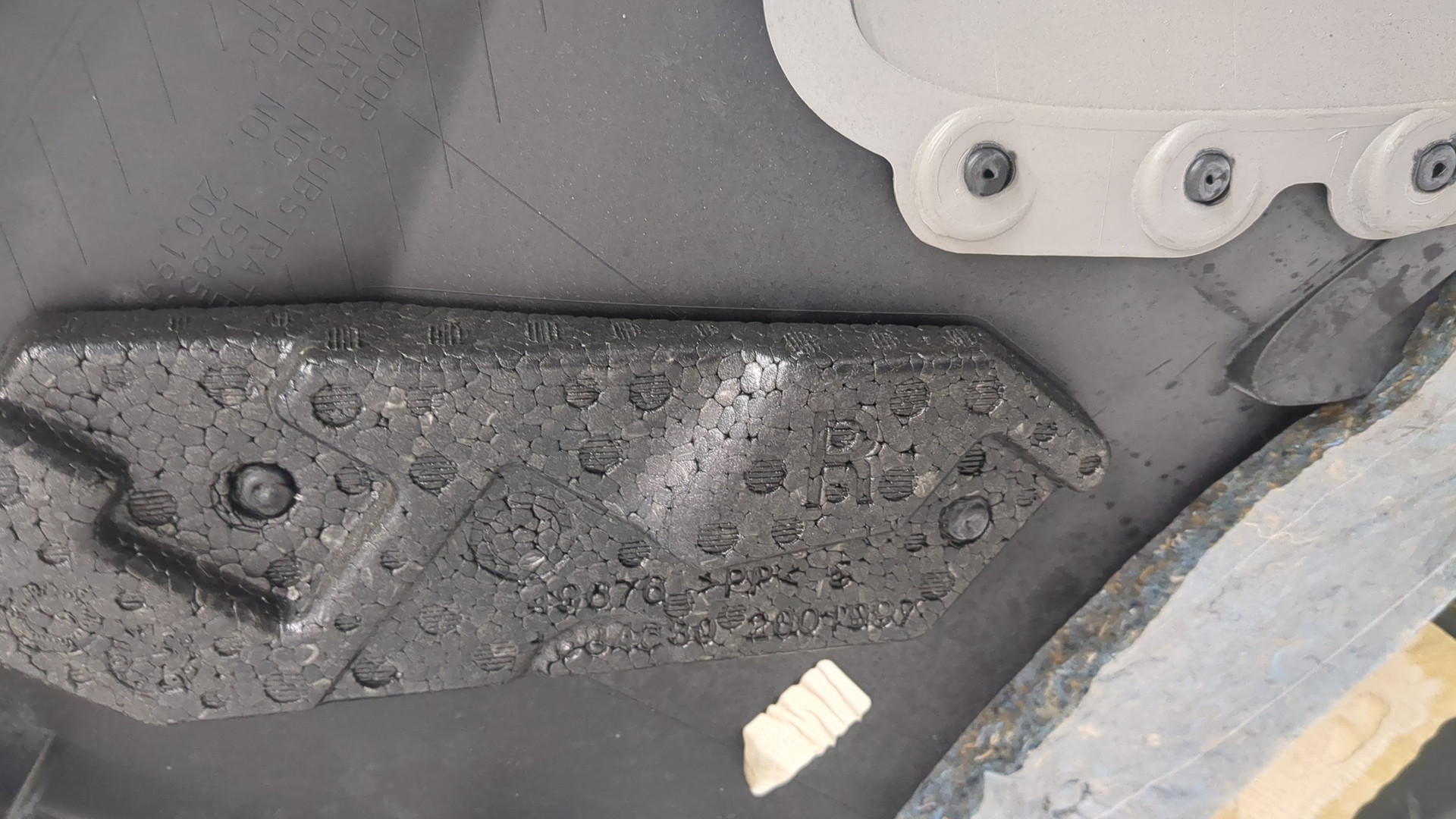 Обшивка двери передней правой