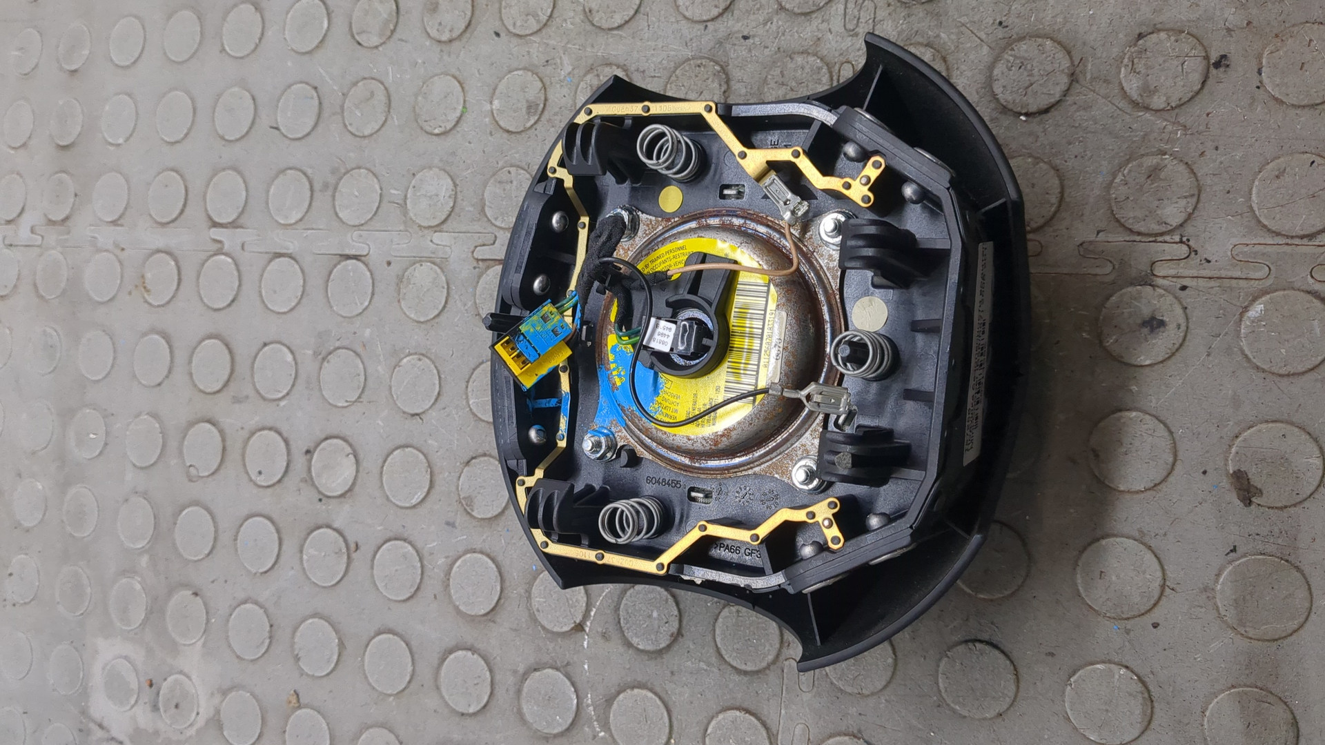 Подушка безопасности в рулевое колесо