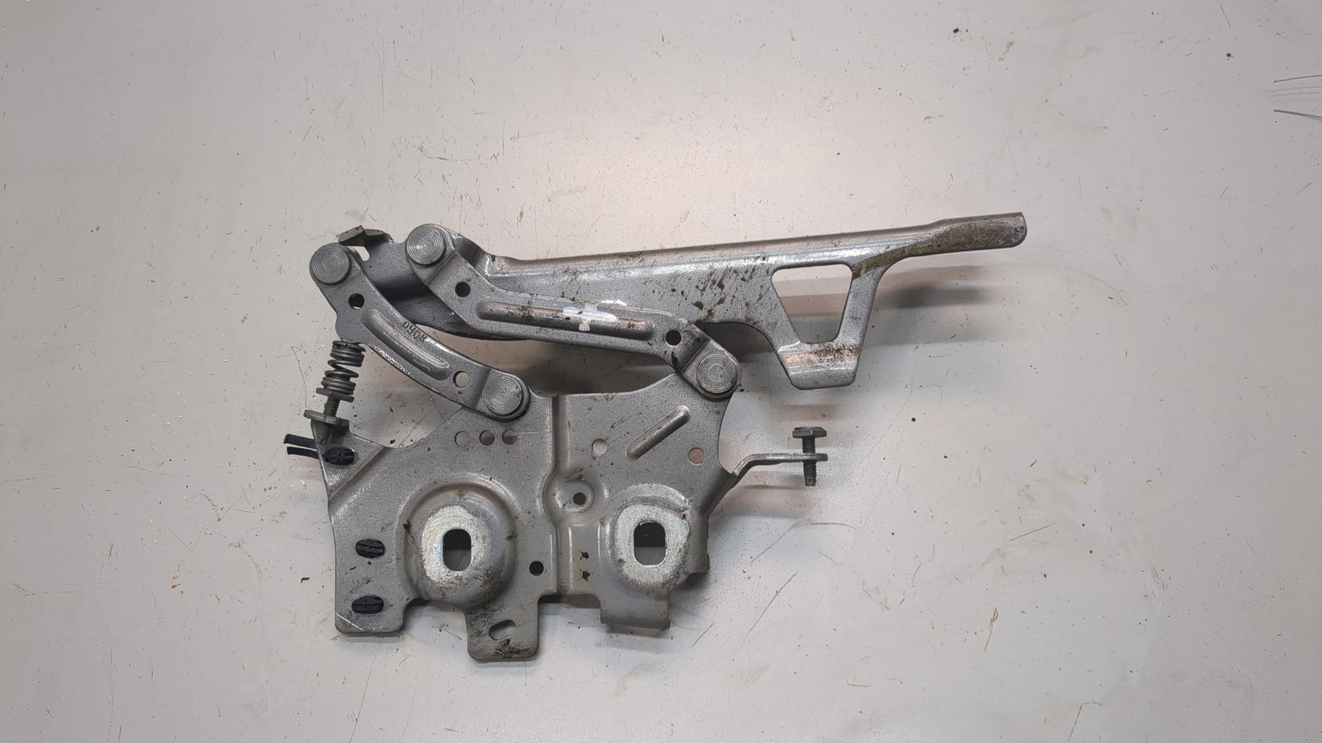 Петля капота правая