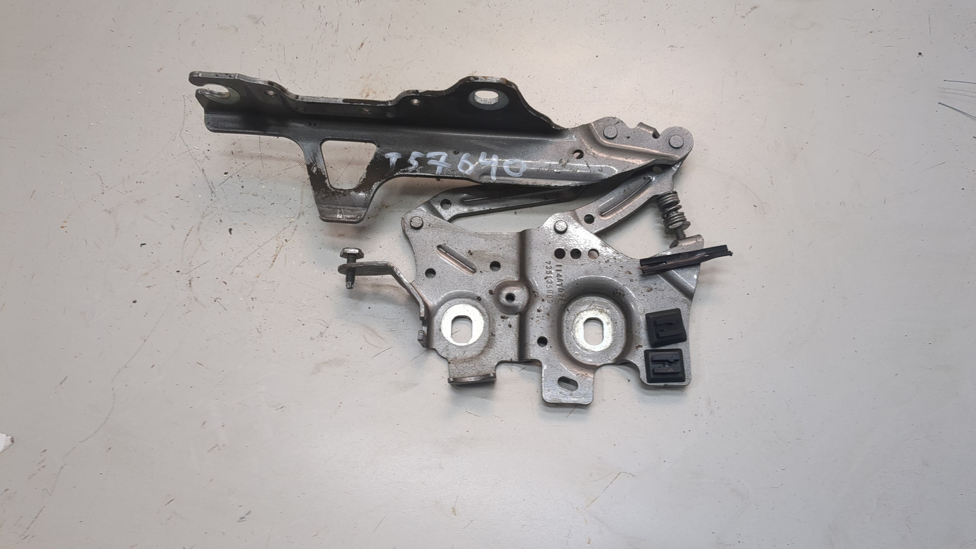 Петля капота правая