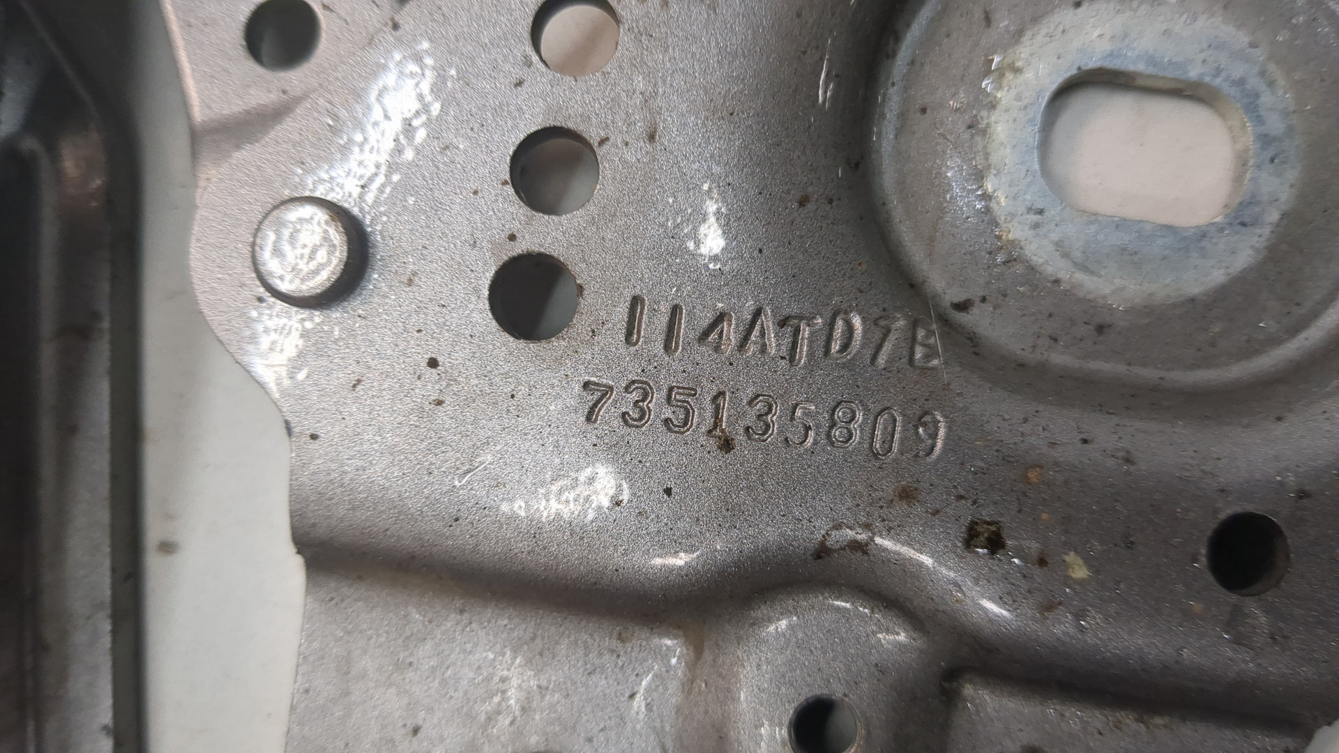 Петля капота правая